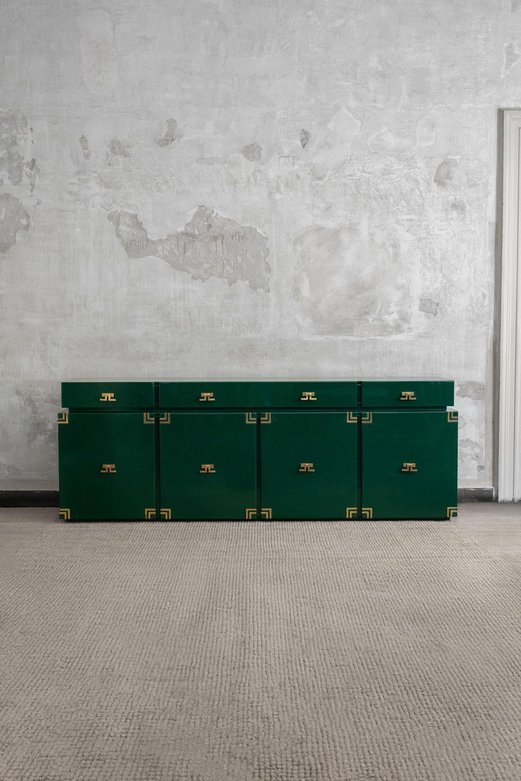 Aparador Grande De Madera Lacada Verde Oscuro Con Detalles De Latón
Detalles del producto
Con cajones y estantes interiores.
Dimensiones: 234 A x 83 A x 47 P cm