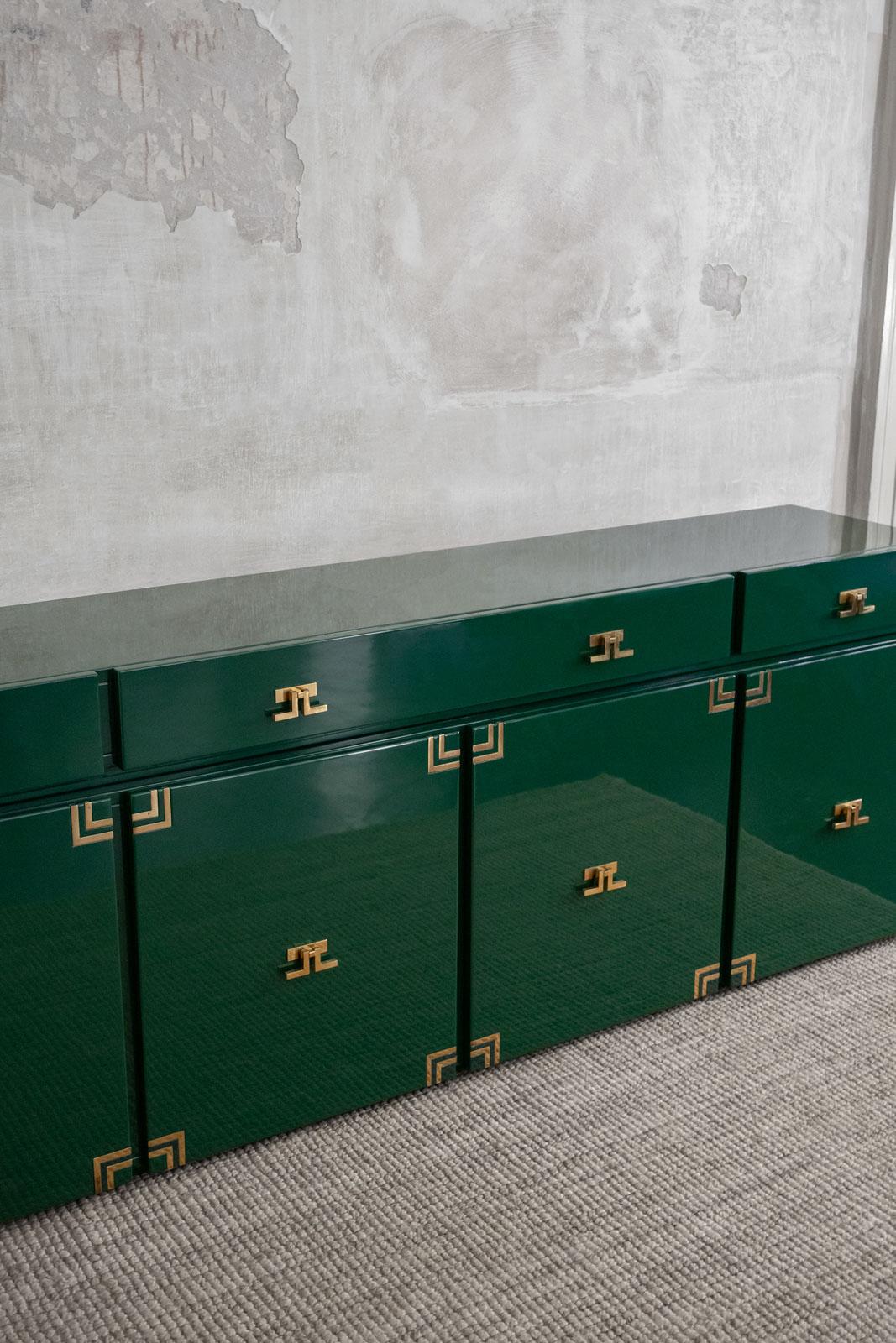Aparador Grande De Madera Lacada Verde Oscuro Con Detalles De Latón Italiano en venta