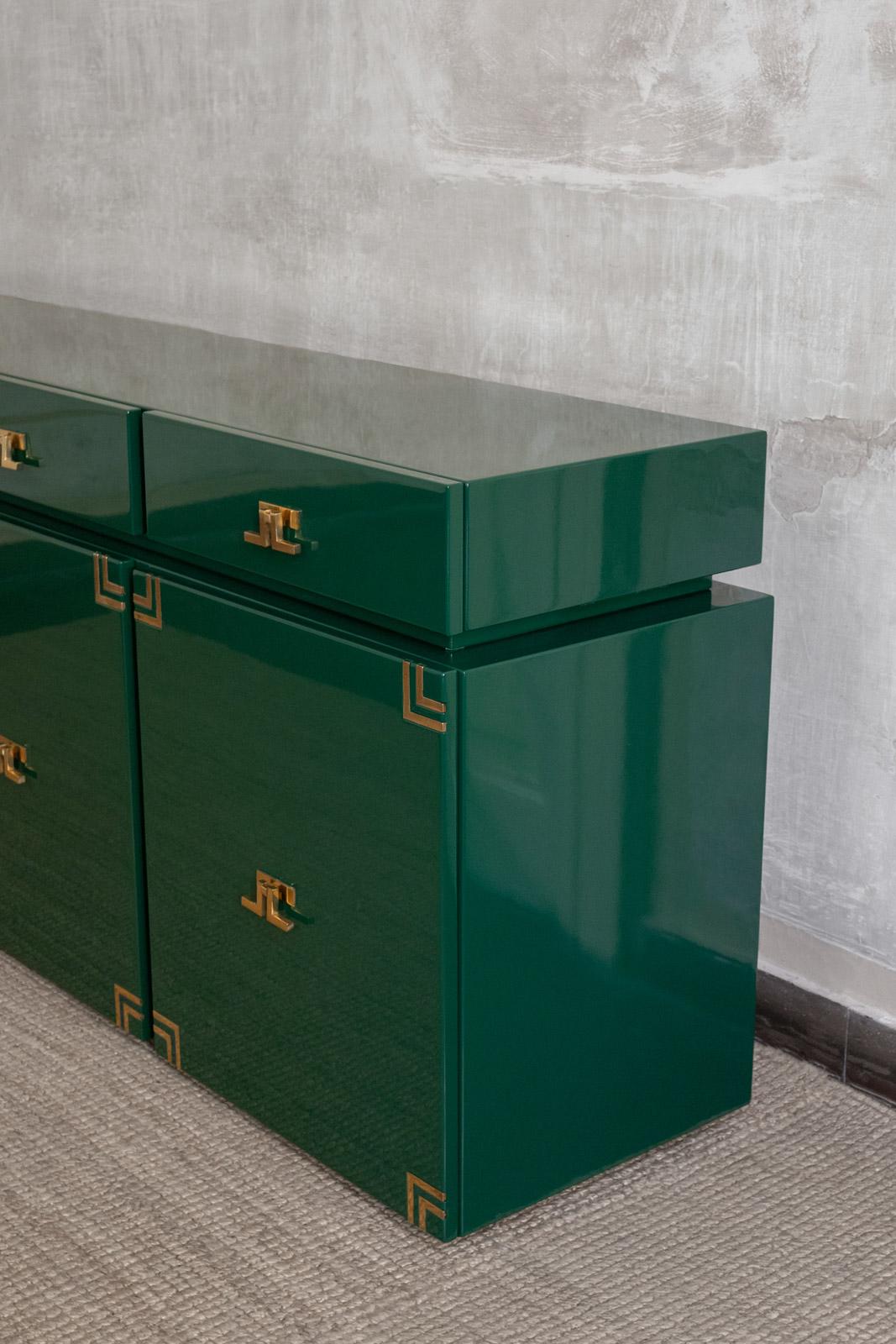 Aparador Grande De Madera Lacada Verde Oscuro Con Detalles De Latón Lacado en venta