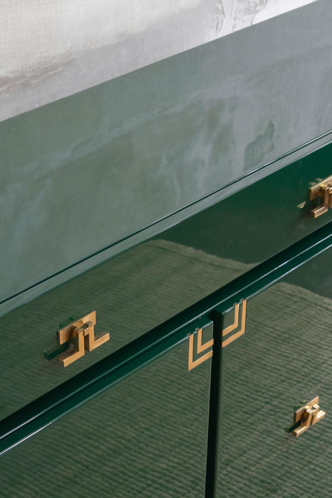 Aparador Grande De Madera Lacada Verde Oscuro Con Detalles De Latón en Bueno estado para la venta en Roma, RM