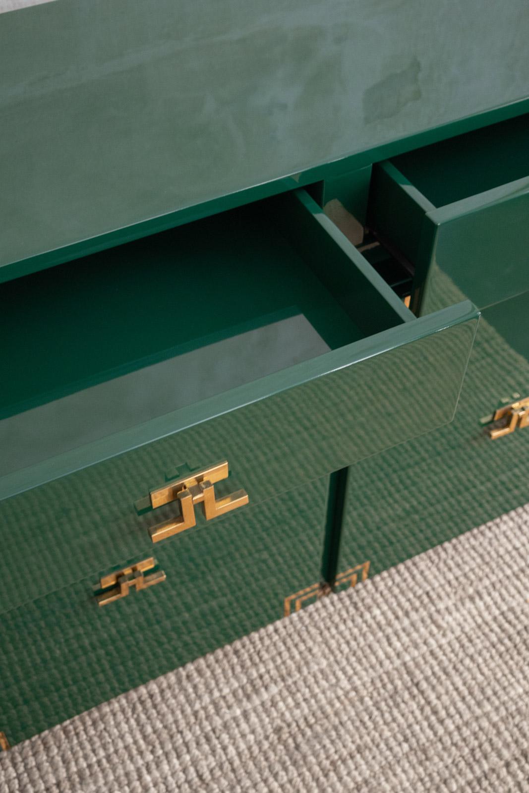 Aparador Grande De Madera Lacada Verde Oscuro Con Detalles De Latón finales del siglo XX en venta