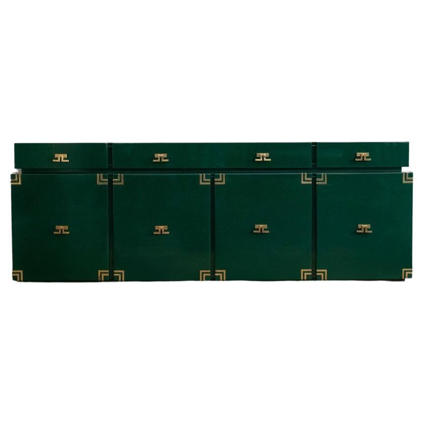 Grande credenza in legno laccato verde scuro con dettagli in ottone