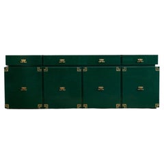 Grand buffet en bois laqué vert foncé avec détails en laiton