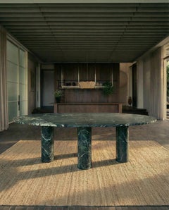 Grande tavolo da pranzo ovale in marmo verde scuro con gambe a colonna in stile Mario Bellini