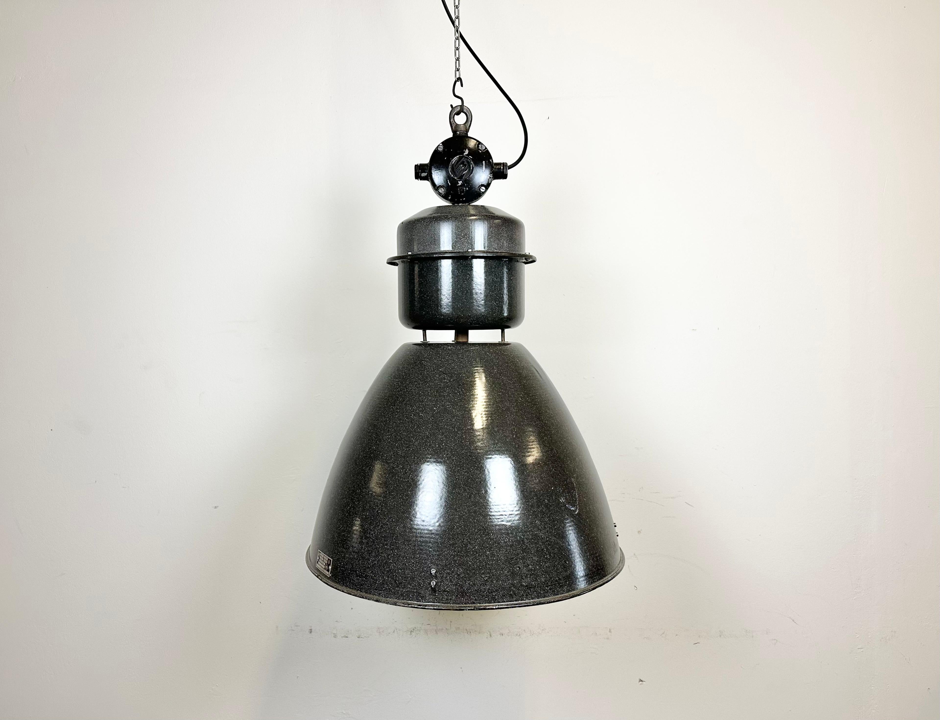 lampe d'usine ancienne