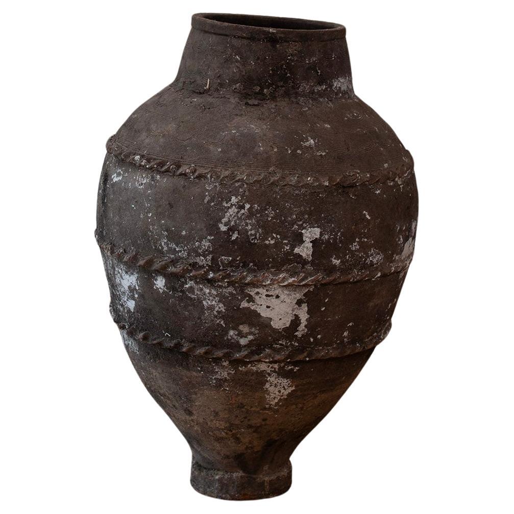 Große dunkle Mittelmeerraum-Keramikvase in antikem Stil im Angebot
