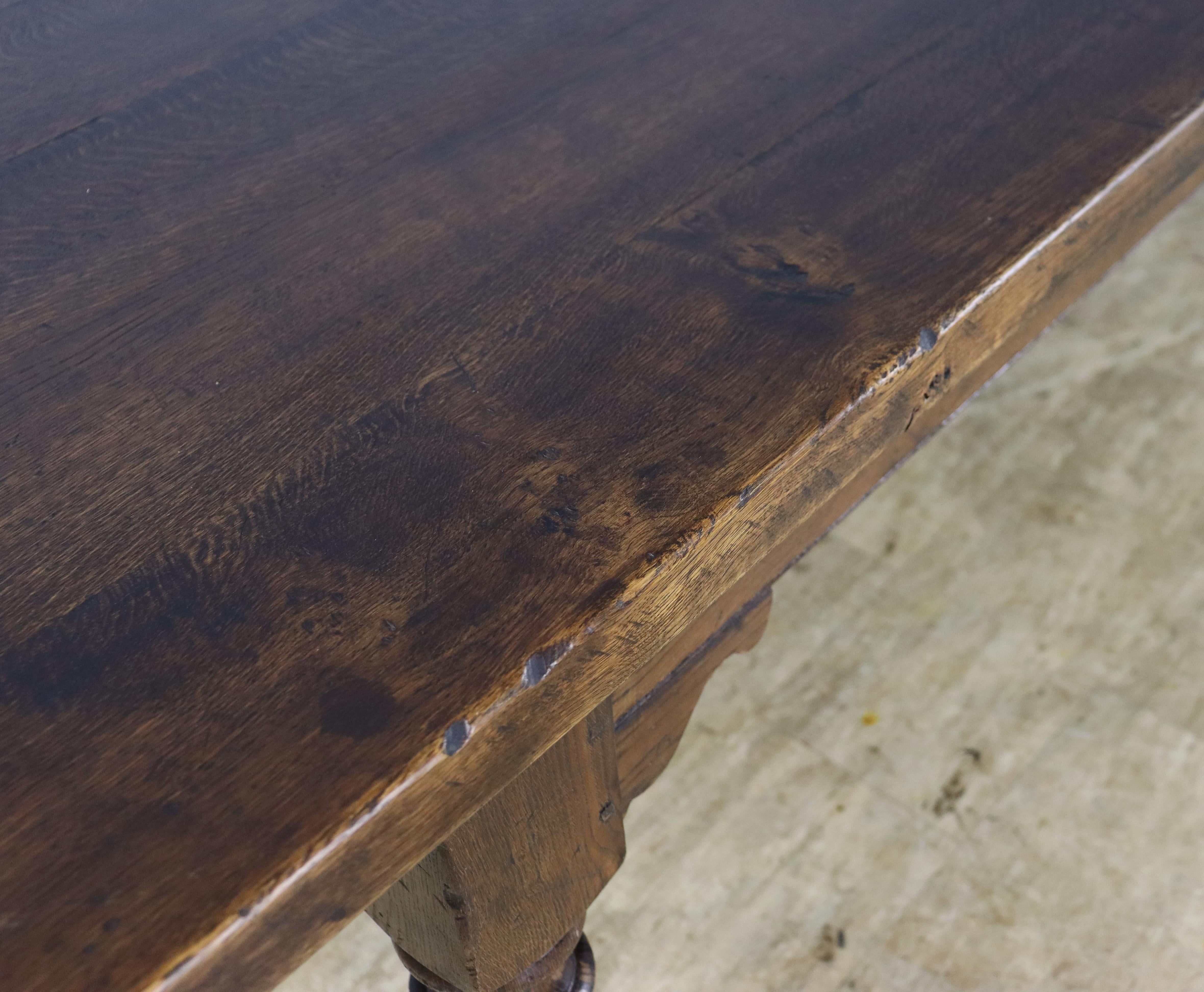 Grande table de ferme en chêne foncé avec pieds tournés en vente 7
