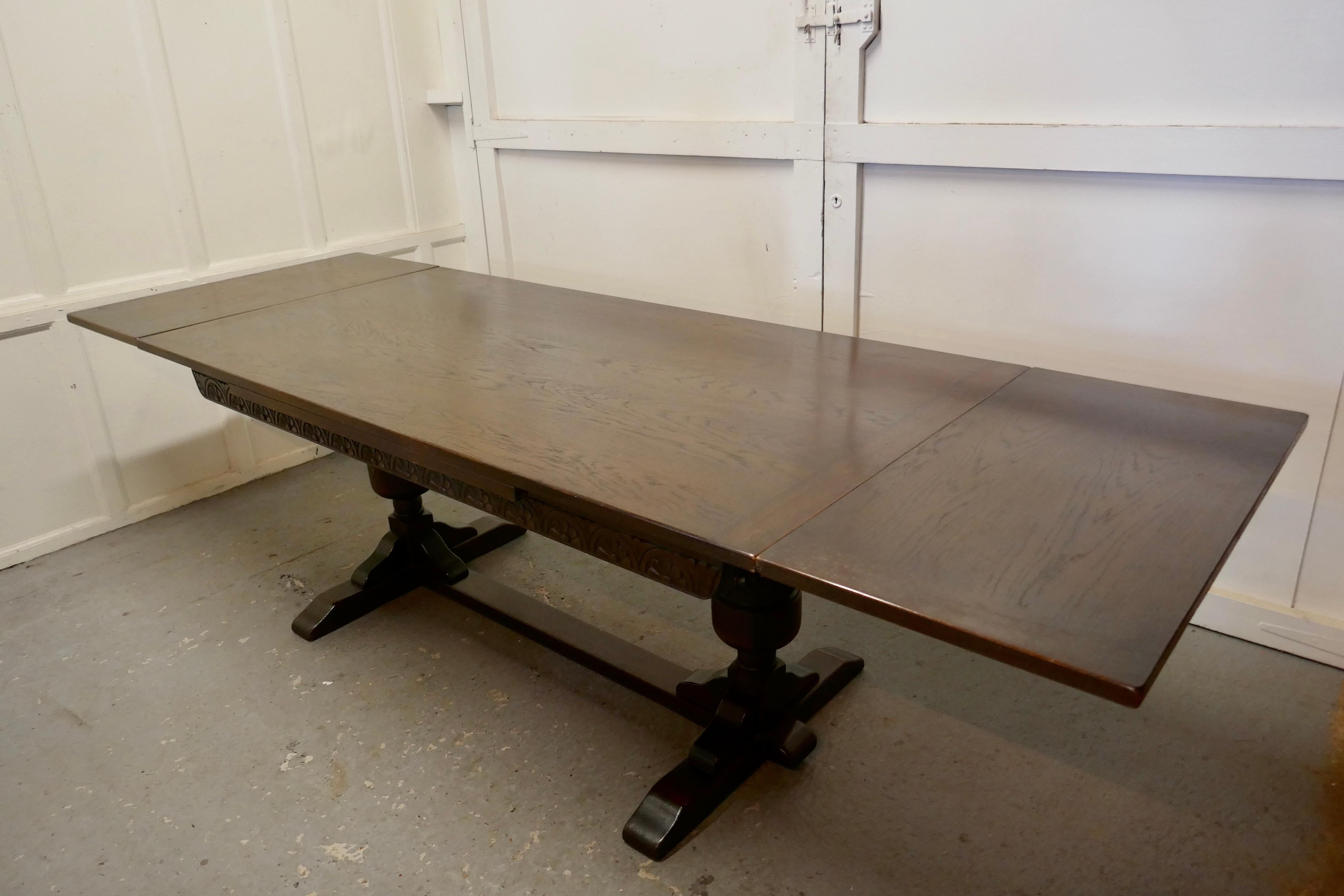 Large Dark Oak Refectory Extending Table In Good Condition In Chillerton, Isle of Wight
