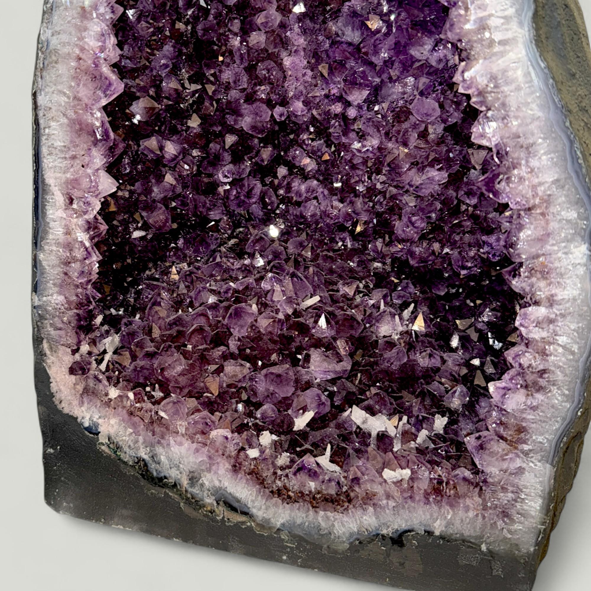 Grande geode di ametista viola scuro, Uruguay in vendita 3