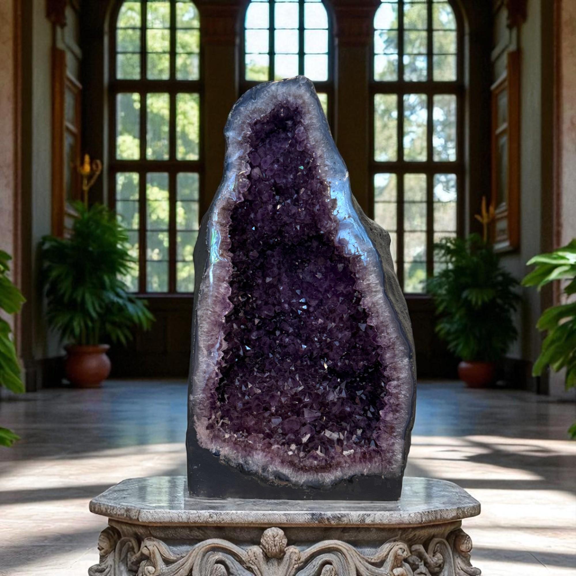 Eleva il tuo spazio con questo straordinario geode di ametista, un esemplare naturale che mostra cristalli druzy di colore viola intenso. Questo pezzo accattivante è una perfetta armonia di meraviglia geologica e raffinatezza estetica, ideale per i