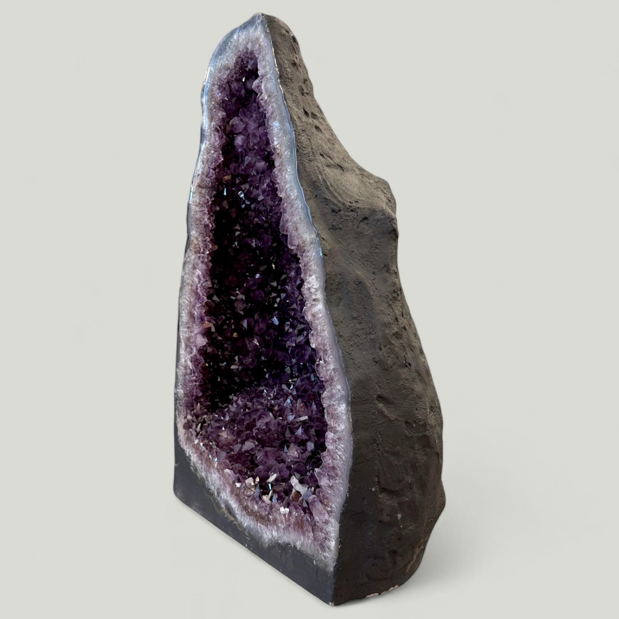 Uruguayano Grande geode di ametista viola scuro, Uruguay in vendita