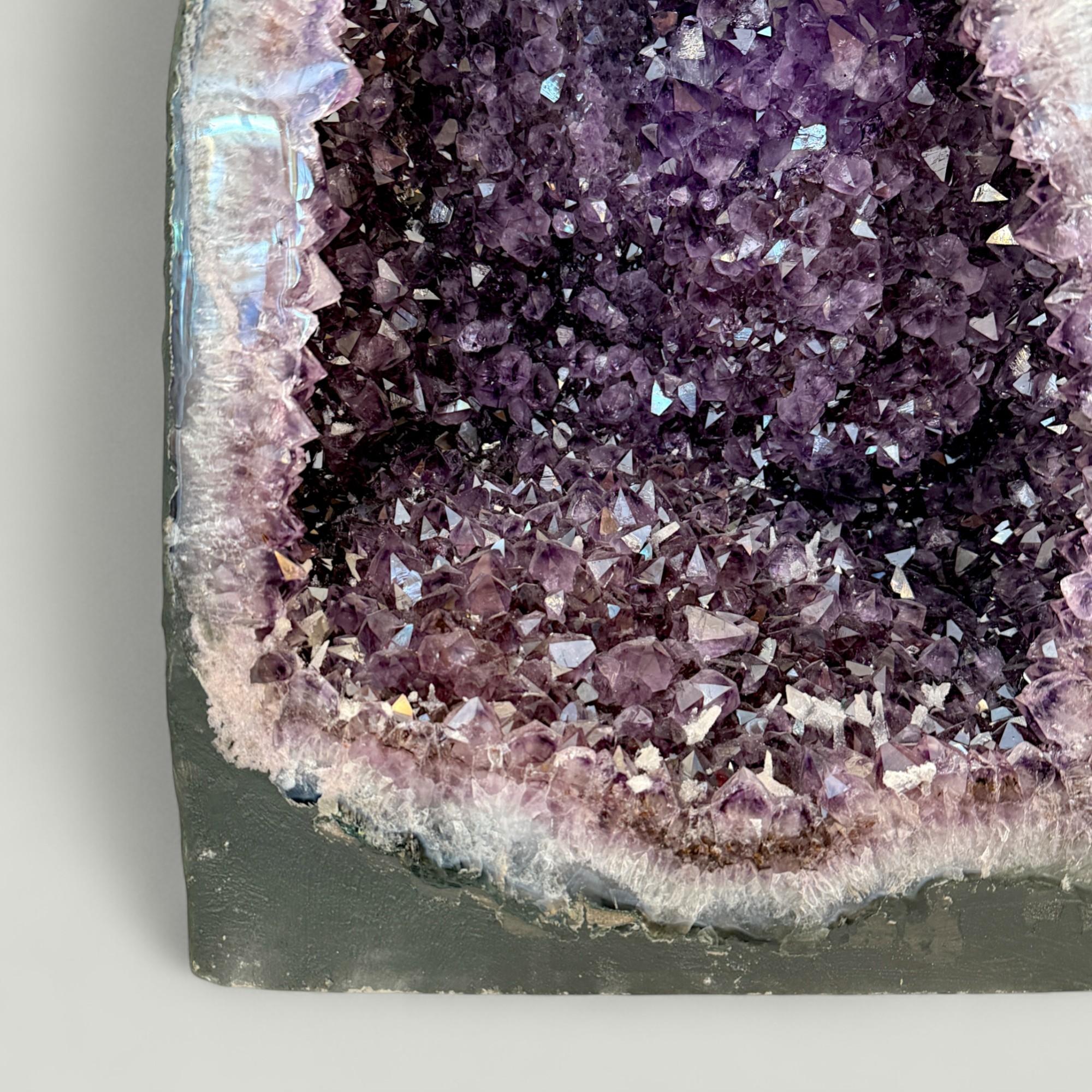 Fino al XVIII secolo Grande geode di ametista viola scuro, Uruguay in vendita