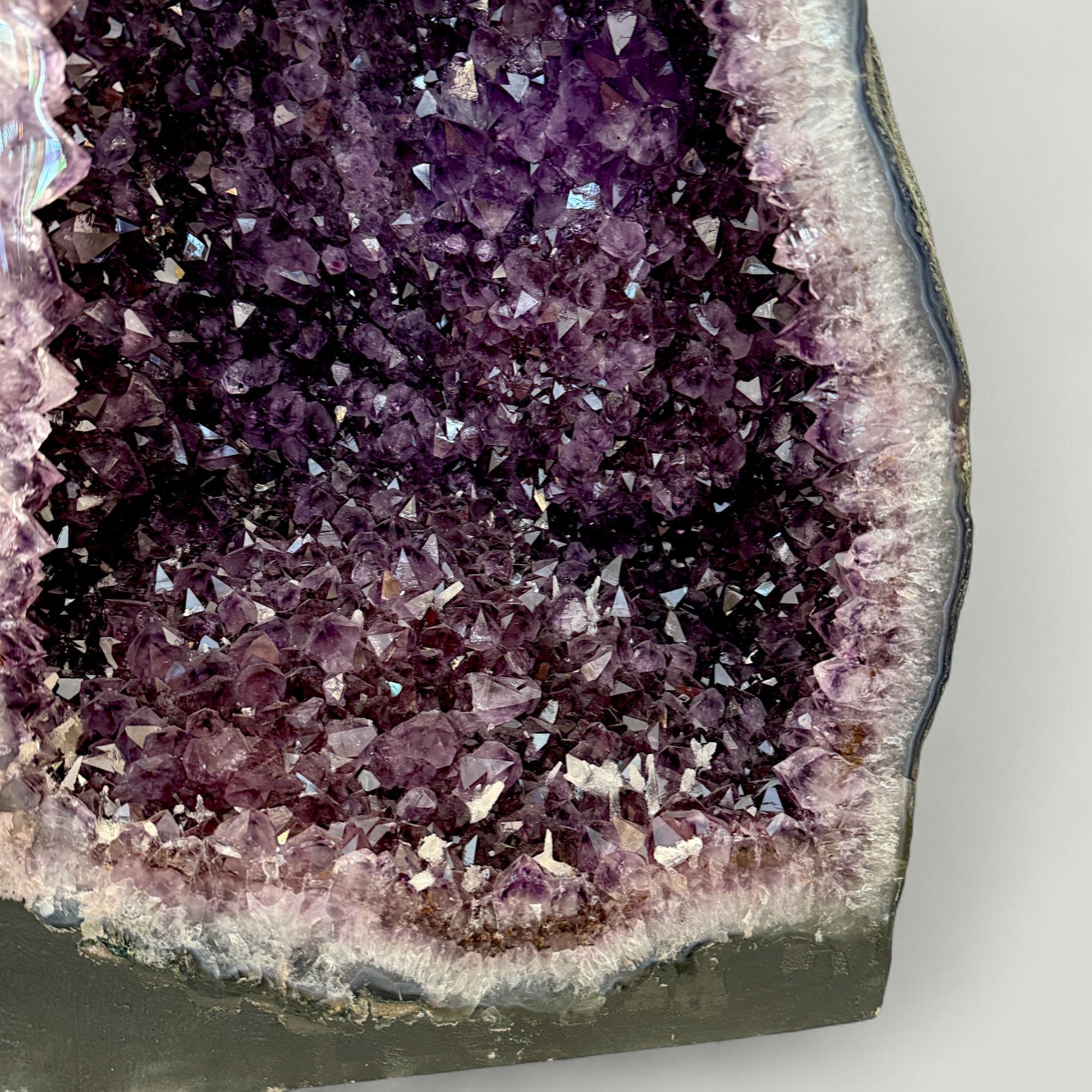Ametista Grande geode di ametista viola scuro, Uruguay in vendita