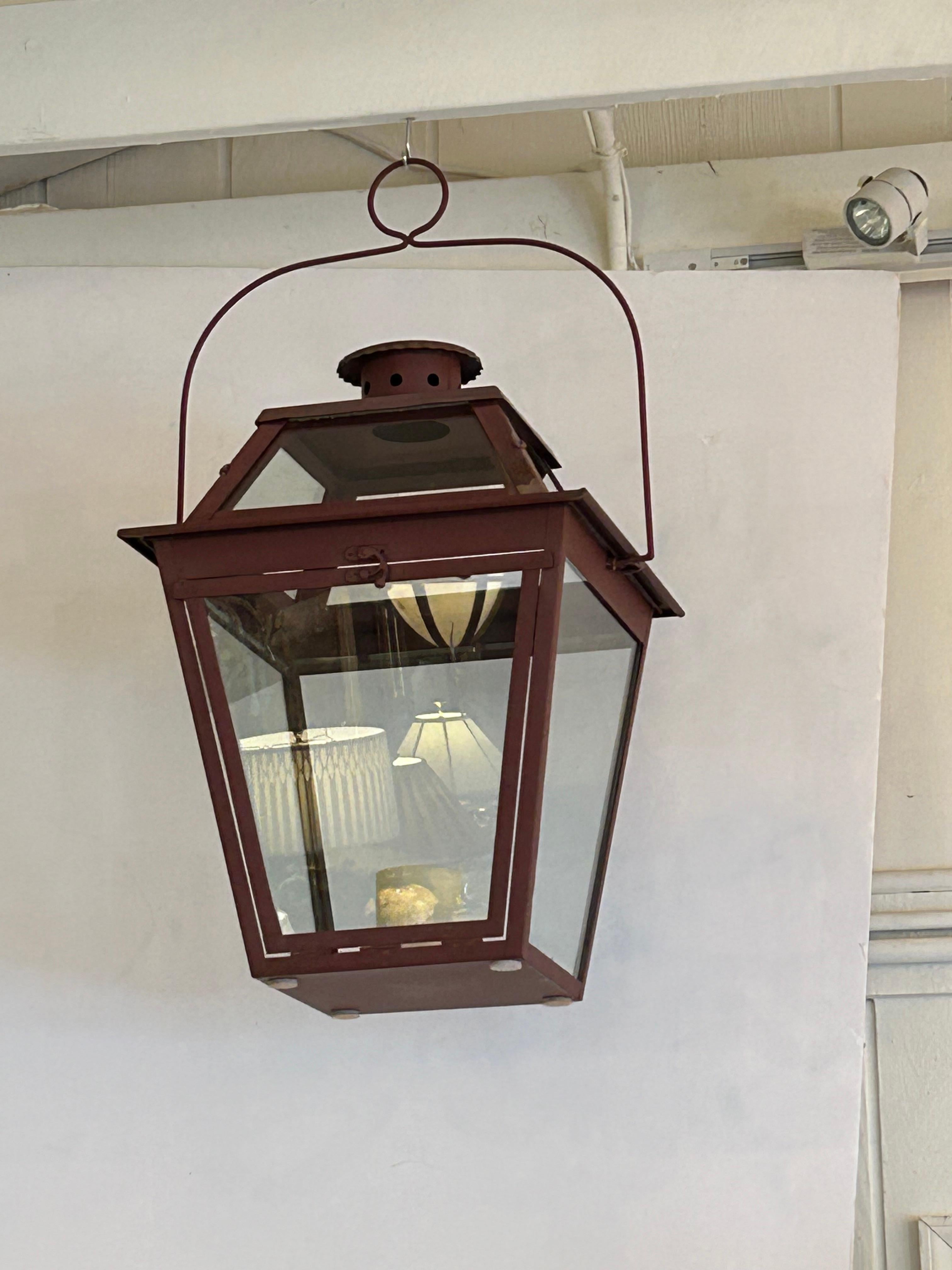 Grande lanterne porte-bougies en métal et verre peint en rouge foncé en vente 5