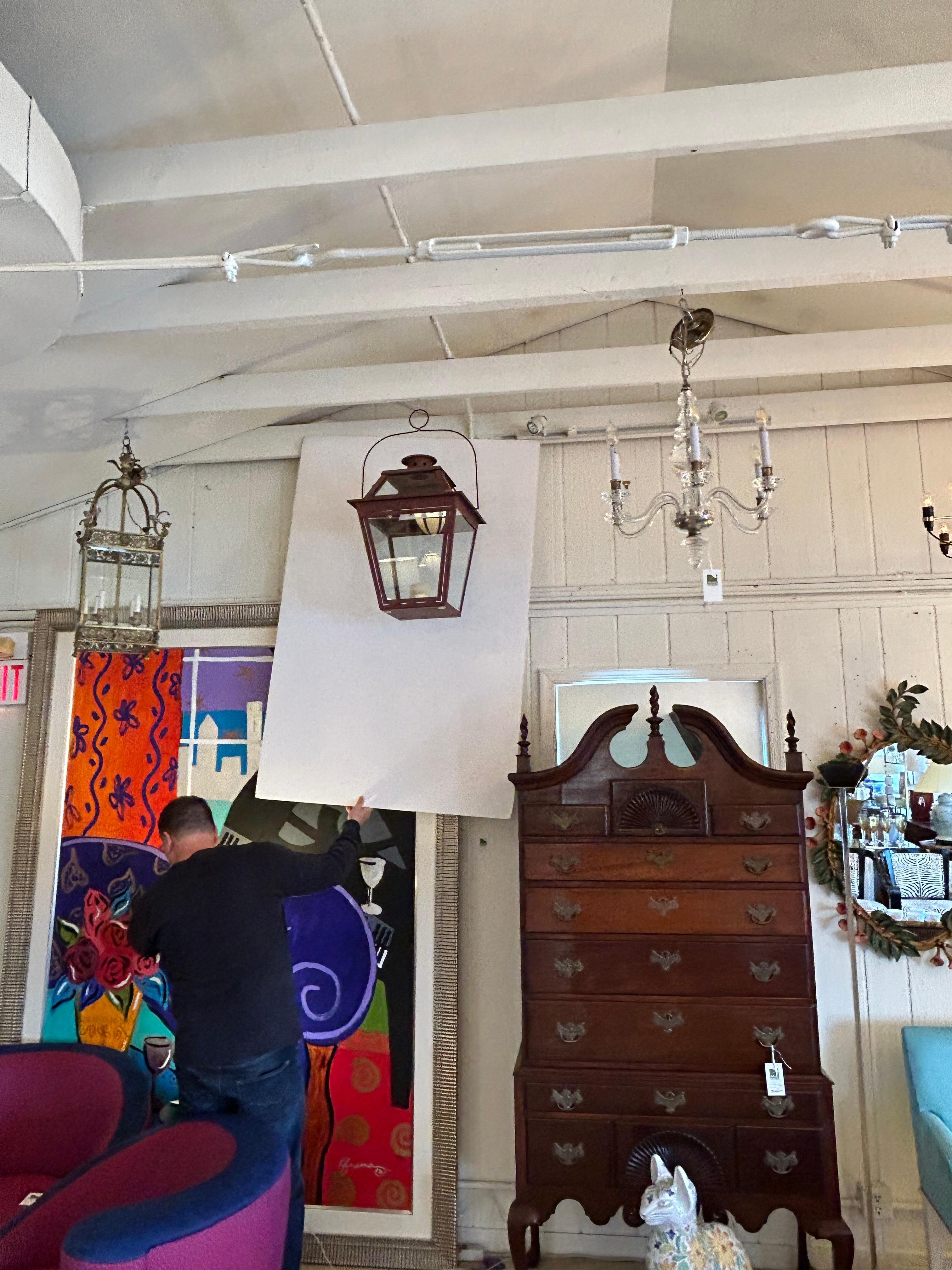 Grande lanterne porte-bougies en métal et verre peint en rouge foncé en vente 6