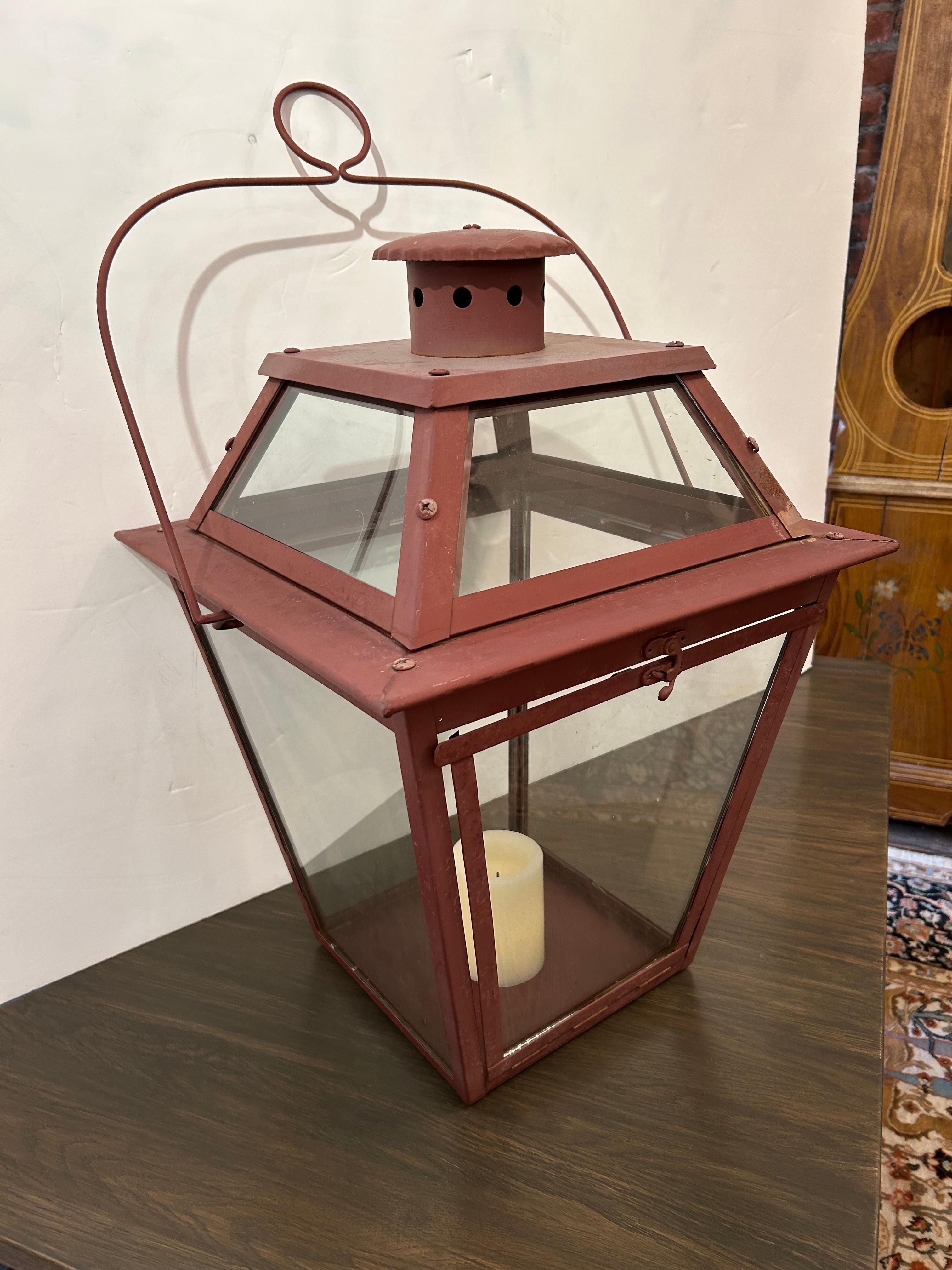 Grande lanterne impressionnante en métal peint en rouge foncé avec 8 morceaux de verre, destinée à abriter une bougie de taille imposante.  La poignée permet de le suspendre ou de l'utiliser comme accessoire de table. 

Peut être électrifié