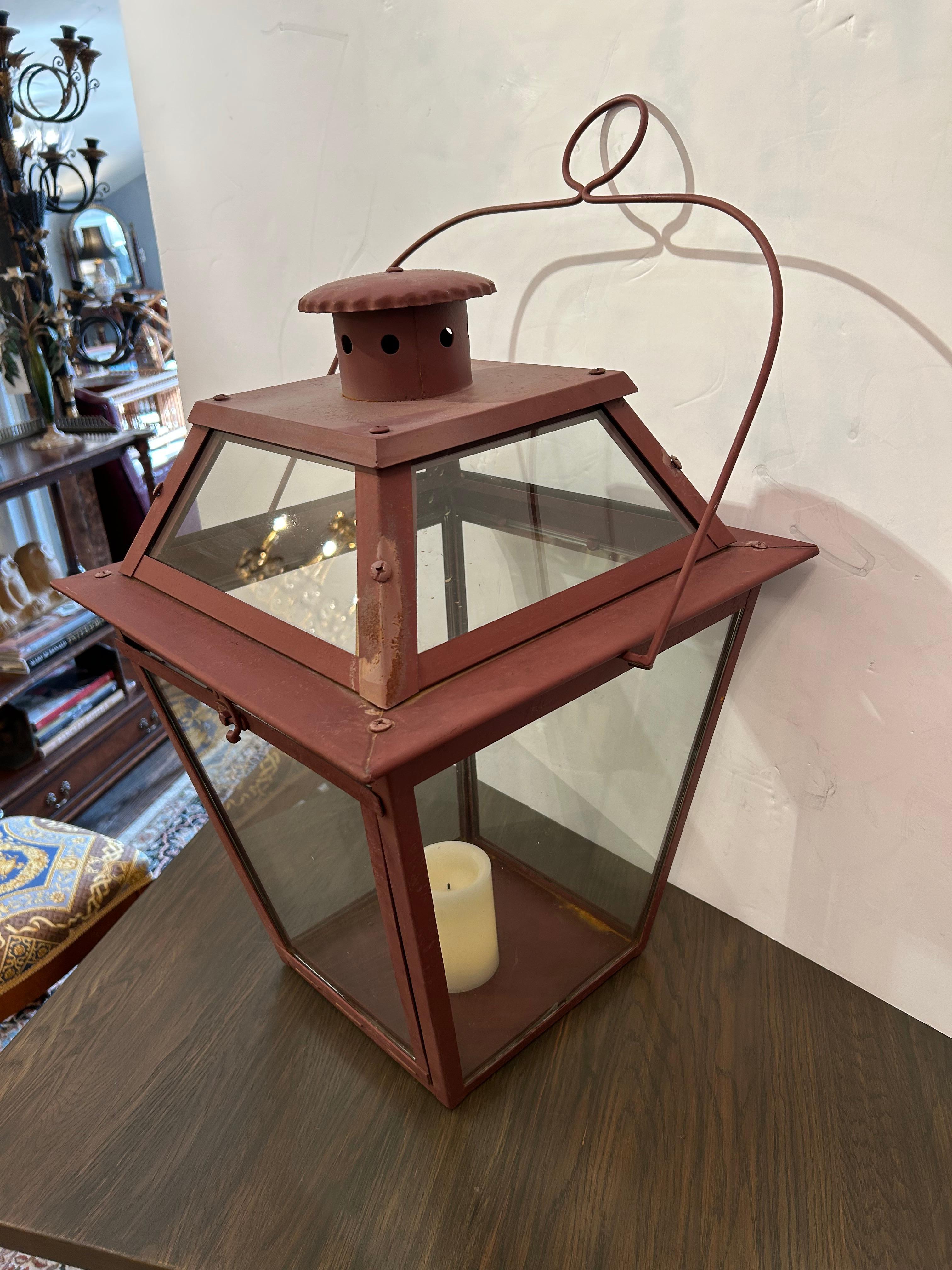 Grande lanterne porte-bougies en métal et verre peint en rouge foncé Bon état - En vente à Hopewell, NJ