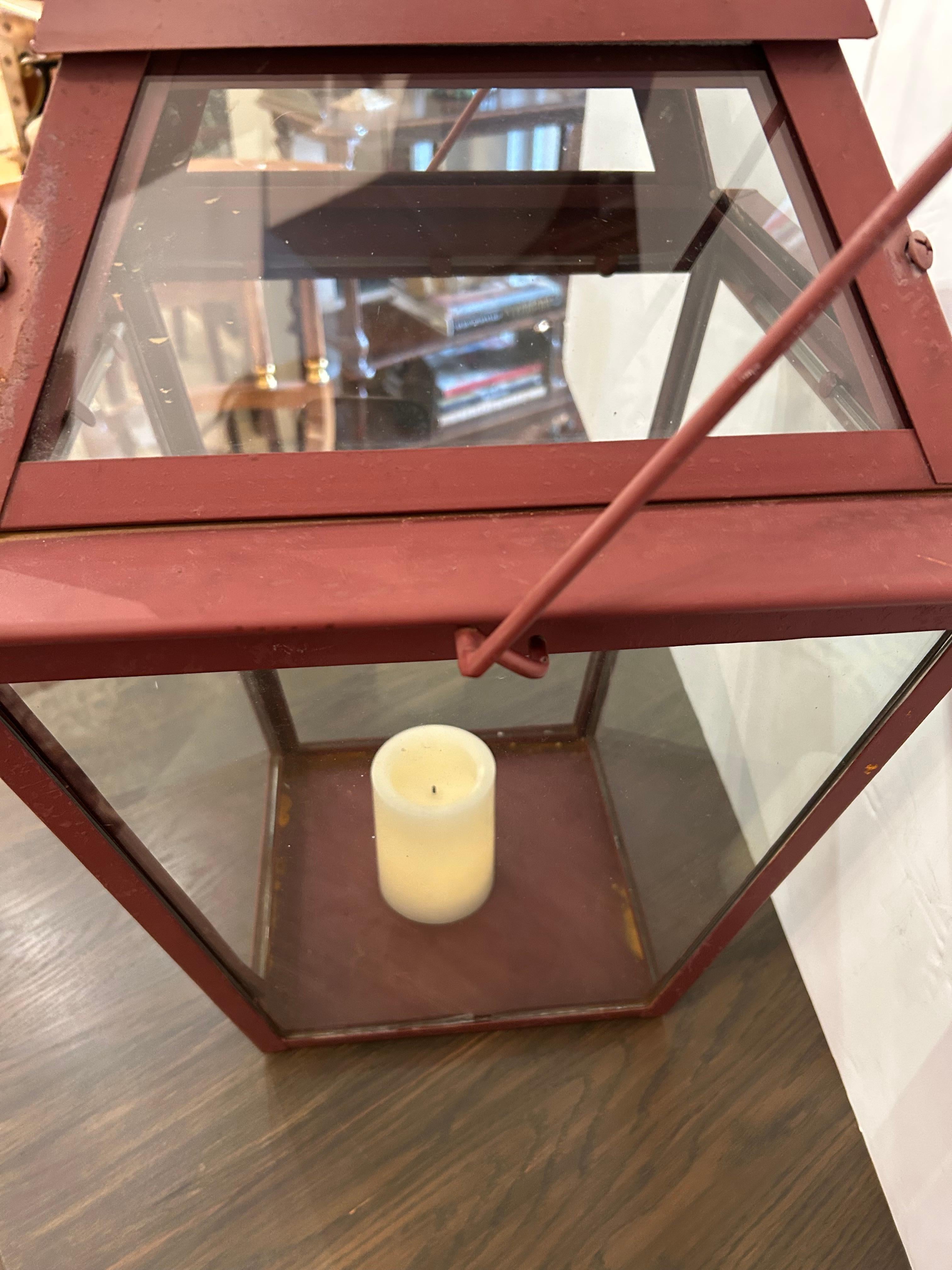 Fin du 20e siècle Grande lanterne porte-bougies en métal et verre peint en rouge foncé en vente