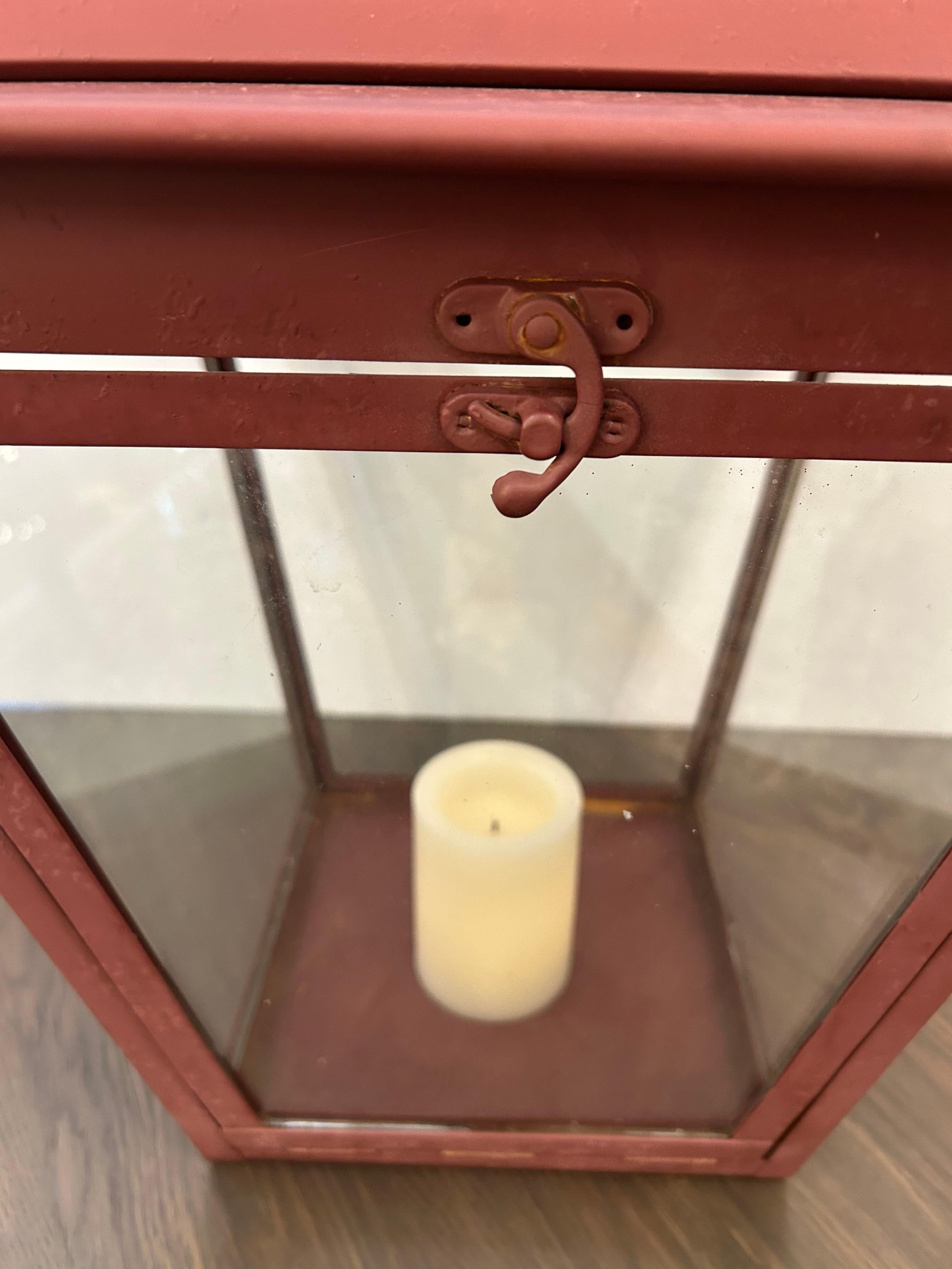 Métal Grande lanterne porte-bougies en métal et verre peint en rouge foncé en vente