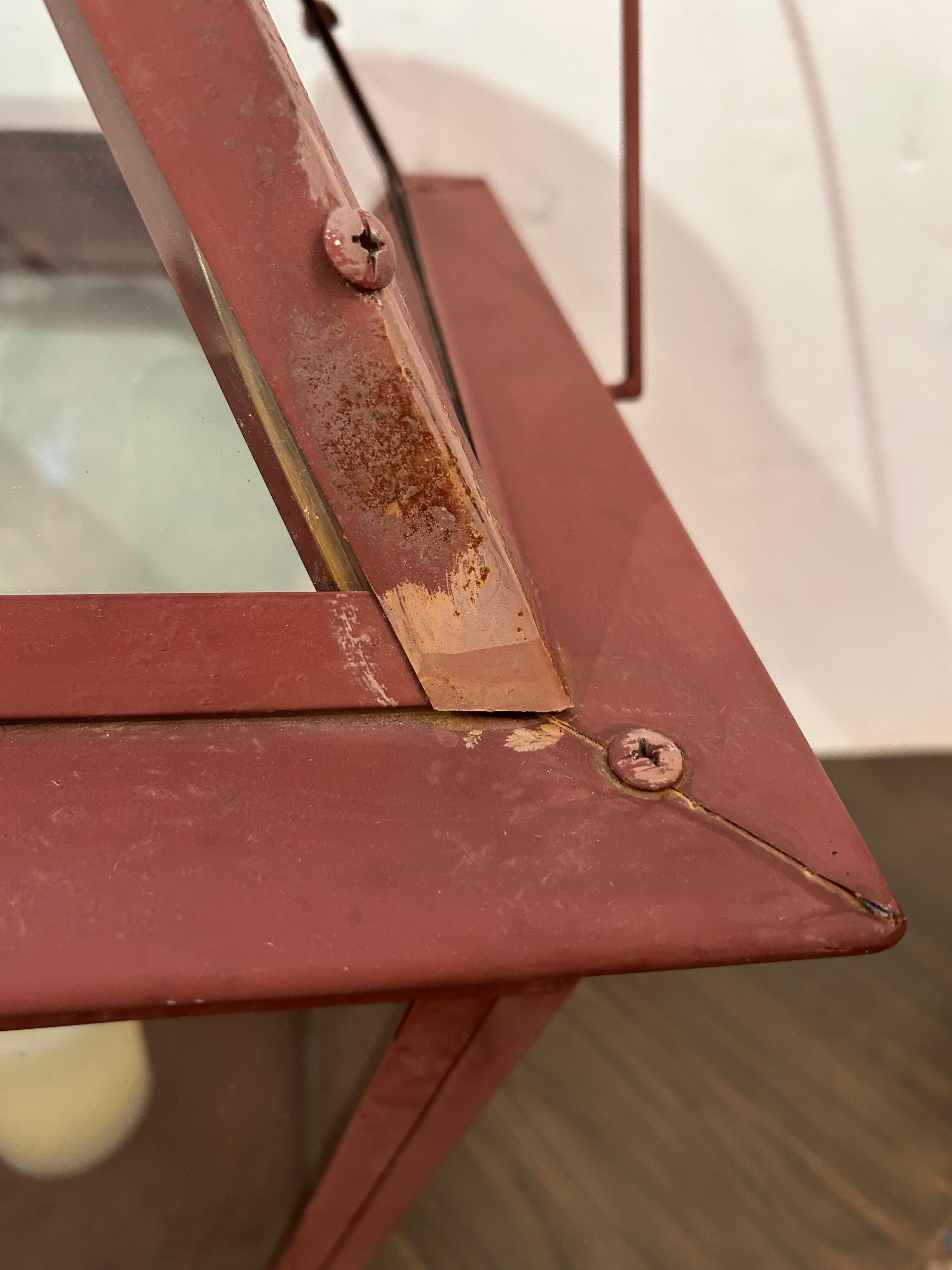 Grande lanterne porte-bougies en métal et verre peint en rouge foncé en vente 1