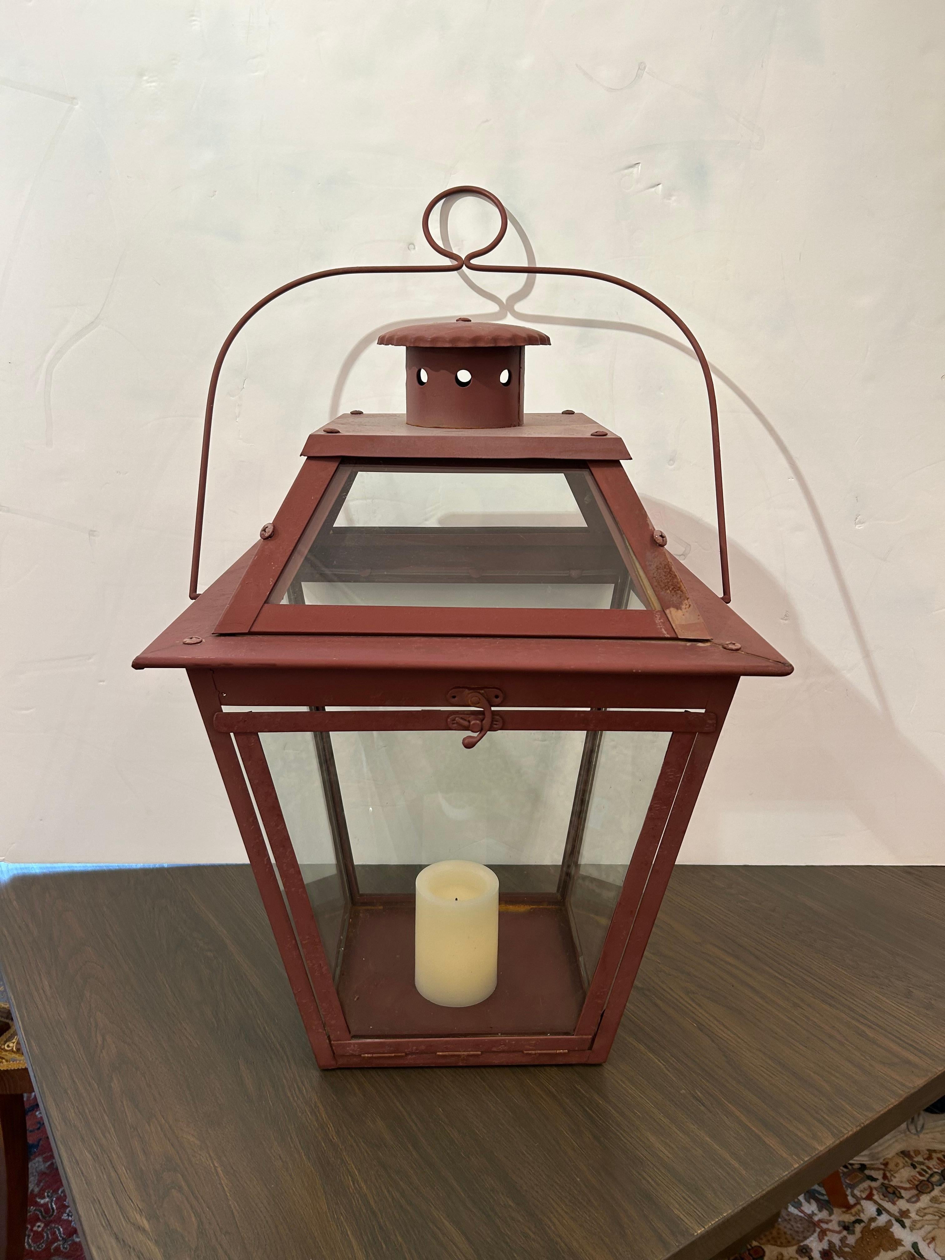 Grande lanterne porte-bougies en métal et verre peint en rouge foncé en vente 3