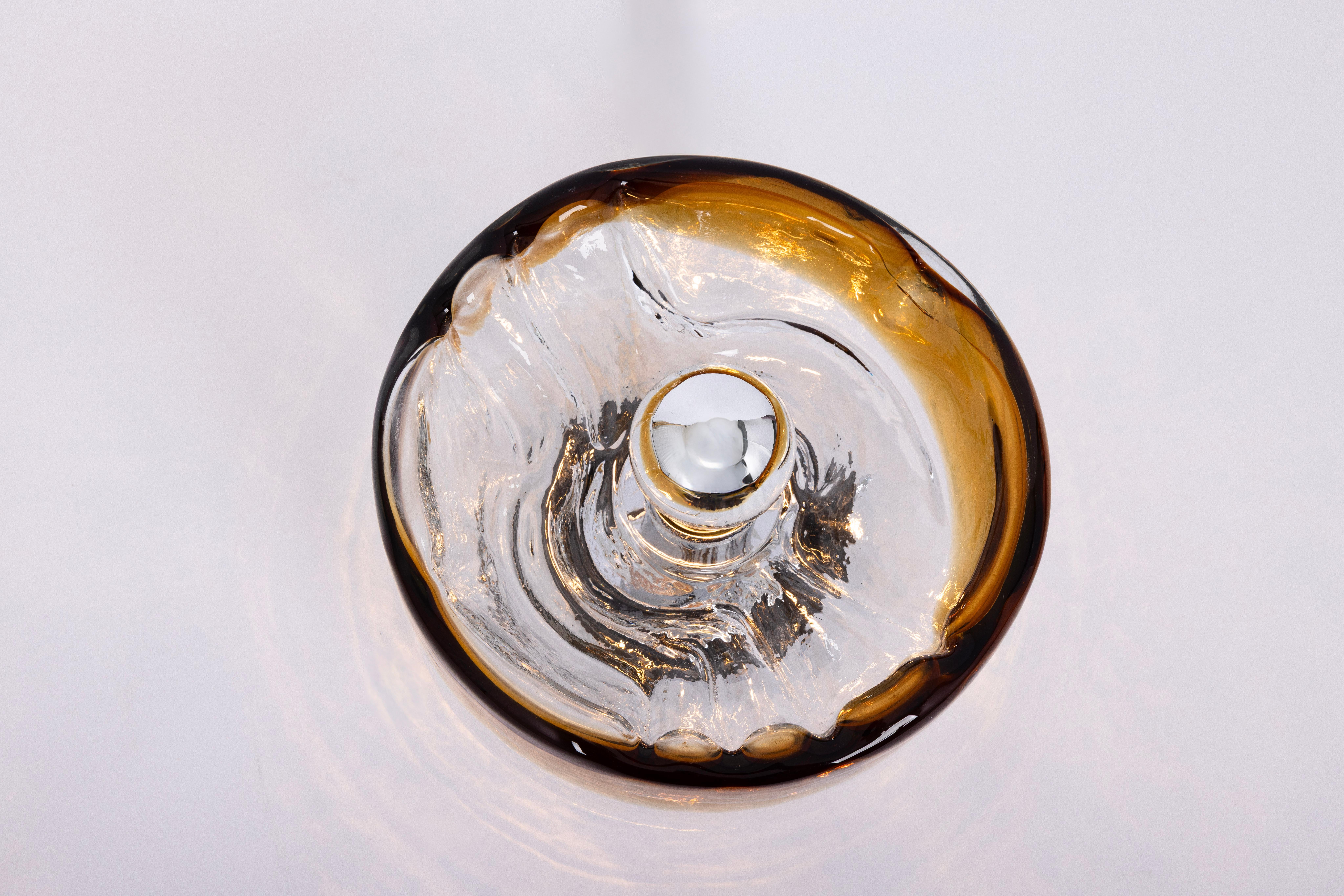 Maravilloso aplique o aplique redondo de cristal de Murano fabricado por Kaiser Leuchten en Alemania en la década de 1970.
Lámpara de cristal de Murano con textura gruesa sobre una base de metal con soportes cromados.

Alta calidad y en muy buen