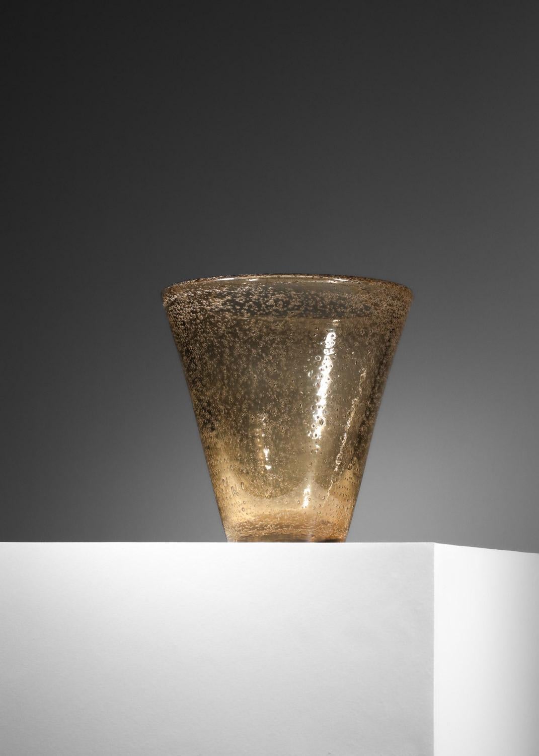 Grande vaso francese degli anni '40 di Daum De Nancy. Interamente in vetro soffiato e con bolle spesse di colore arancione/ambrato. Artigianato di alta qualità. Condizioni vintage molto buone, con lievi tracce d'età e d'uso (vedi foto). 
