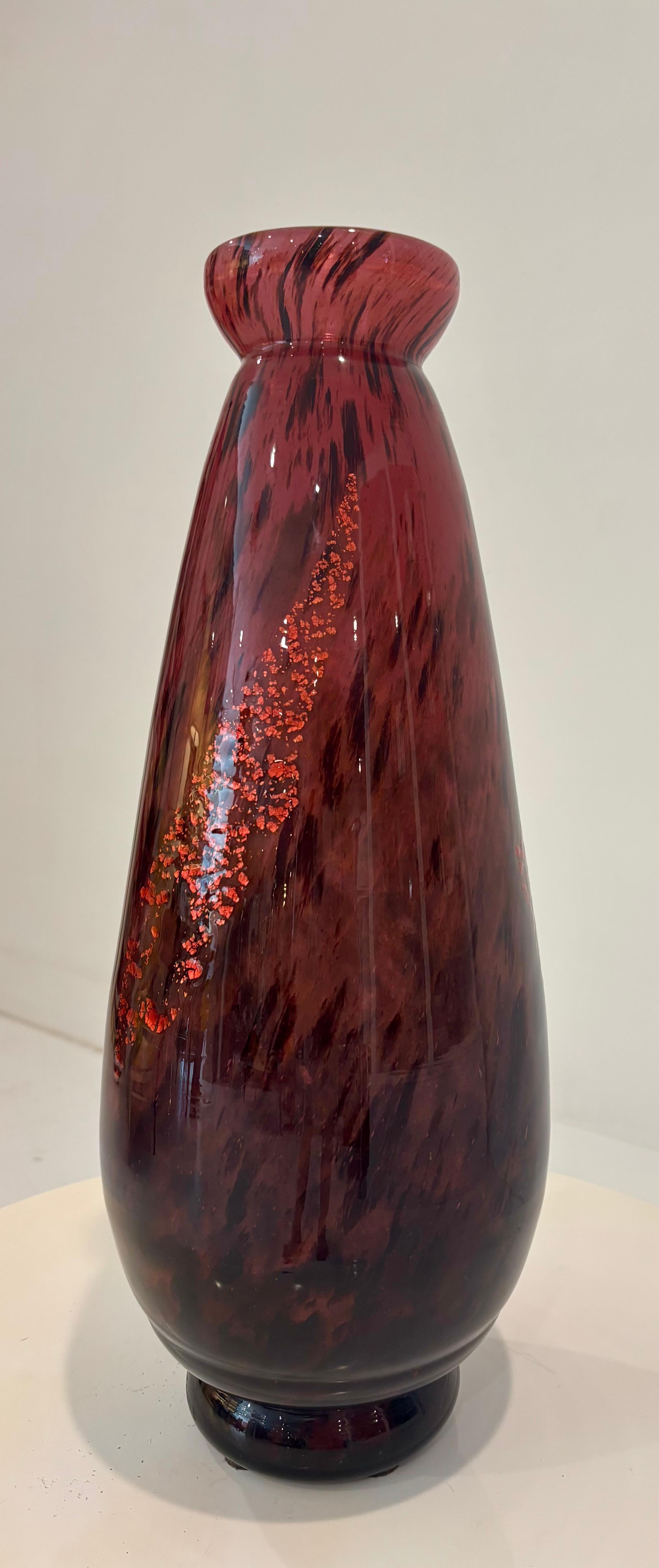 Llamativo y monumental jarrón francés de cristal artístico de Daum Nancy, de principios del siglo XX. Esta elegante pieza se alza con una presencia imponente, mostrando la maestría característica de Daum en la estratificación del color y la técnica