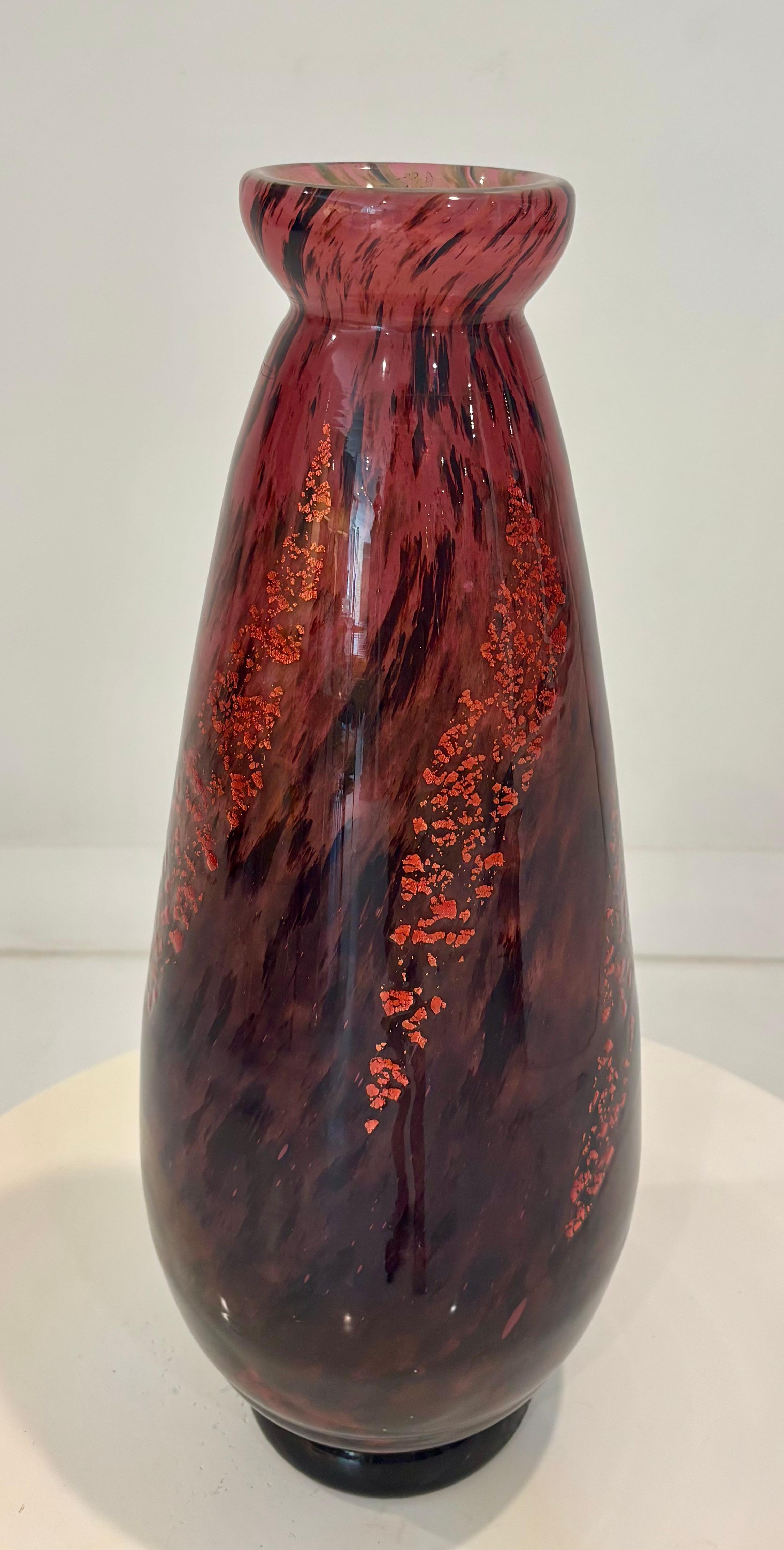Gran jarrón de vidrio artístico francés Daum Nancy, rojo moteado con detalle de pan de oro Art Decó en venta