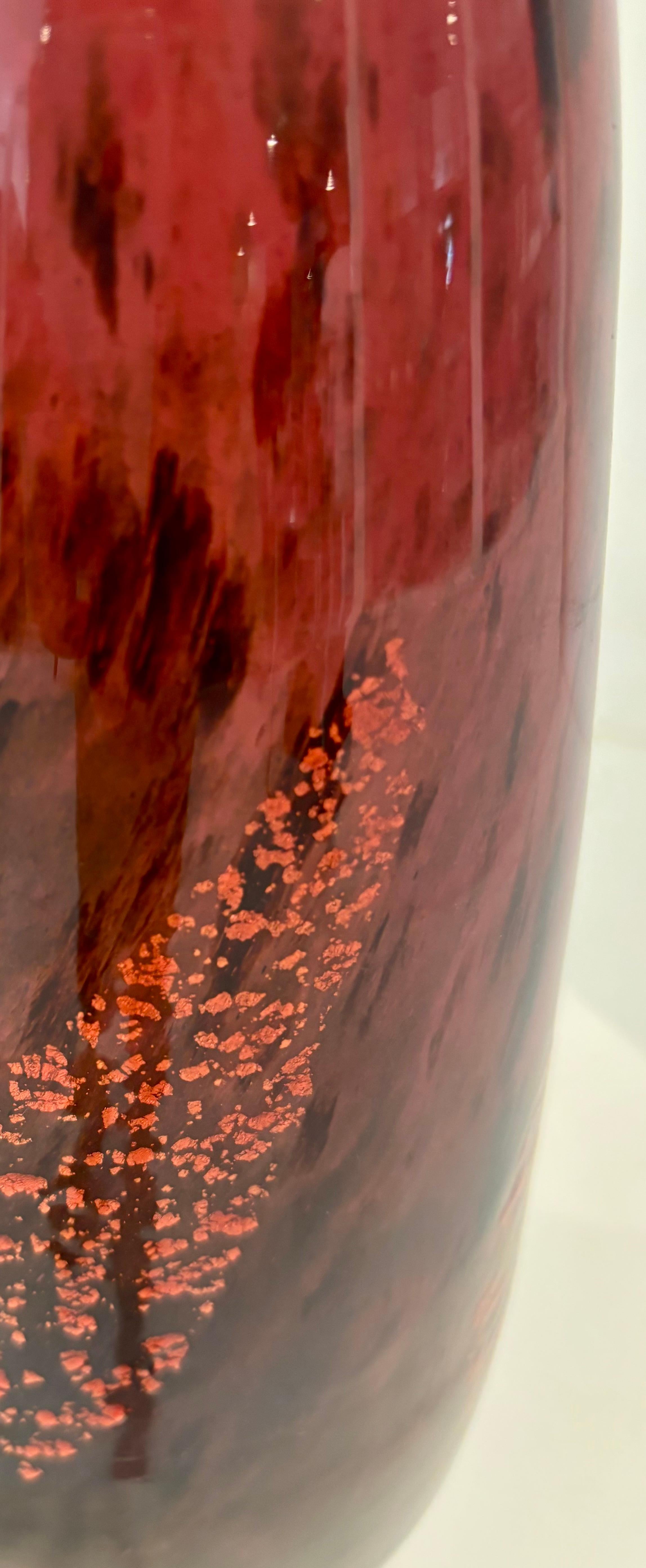 Gran jarrón de vidrio artístico francés Daum Nancy, rojo moteado con detalle de pan de oro Francés en venta