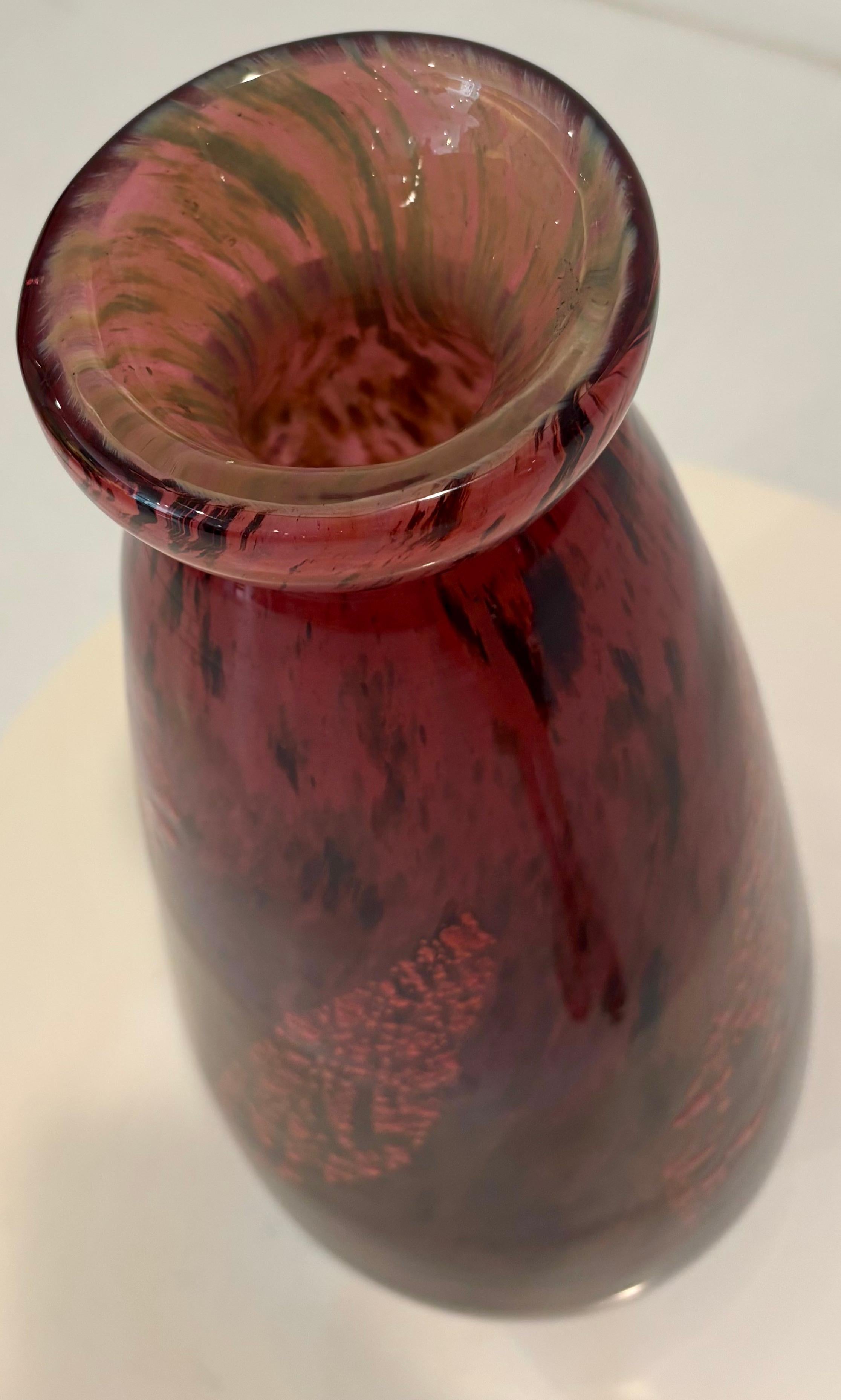 Gran jarrón de vidrio artístico francés Daum Nancy, rojo moteado con detalle de pan de oro en Bueno estado para la venta en Palm Desert, CA