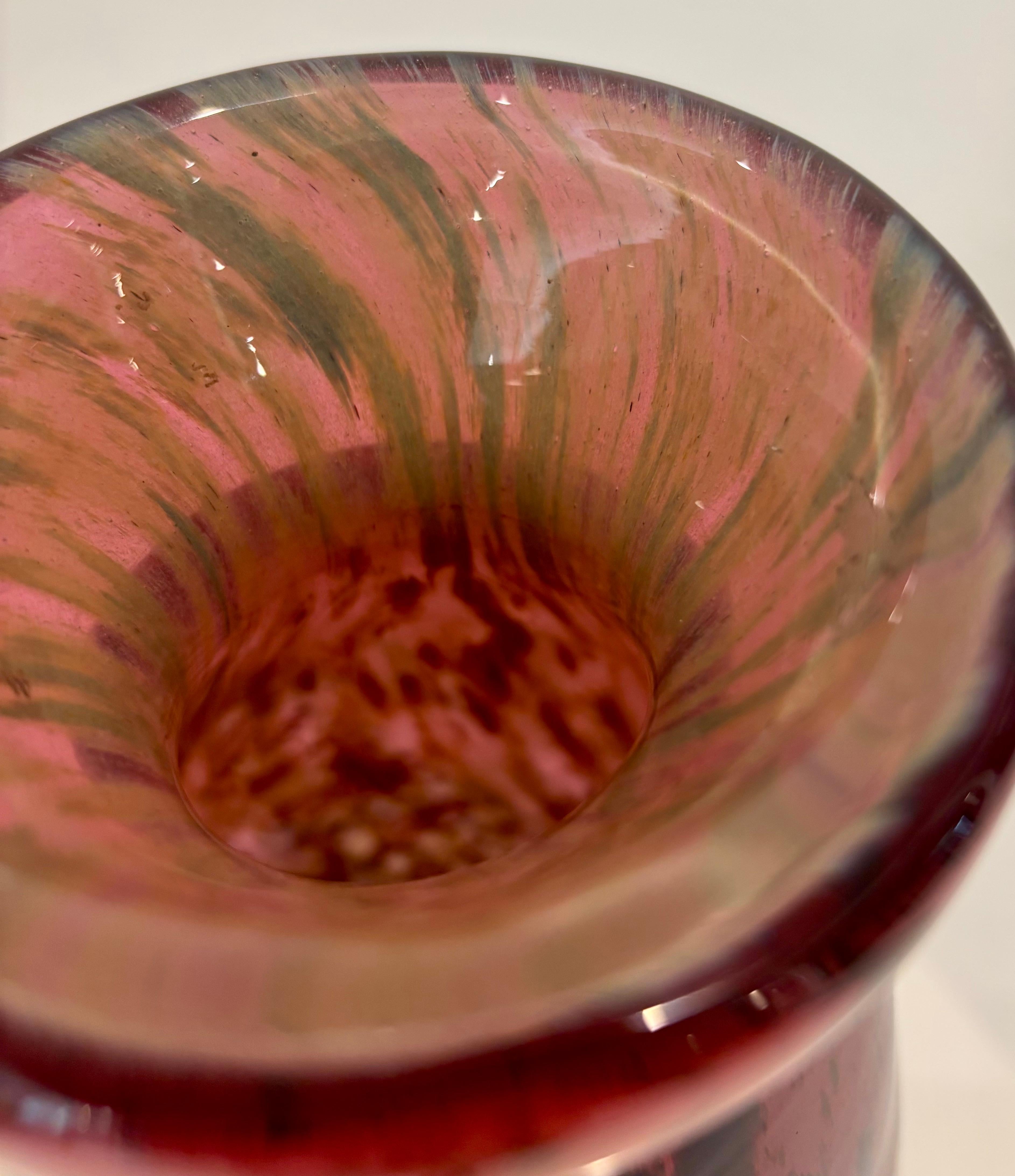 Gran jarrón de vidrio artístico francés Daum Nancy, rojo moteado con detalle de pan de oro principios del siglo XX en venta