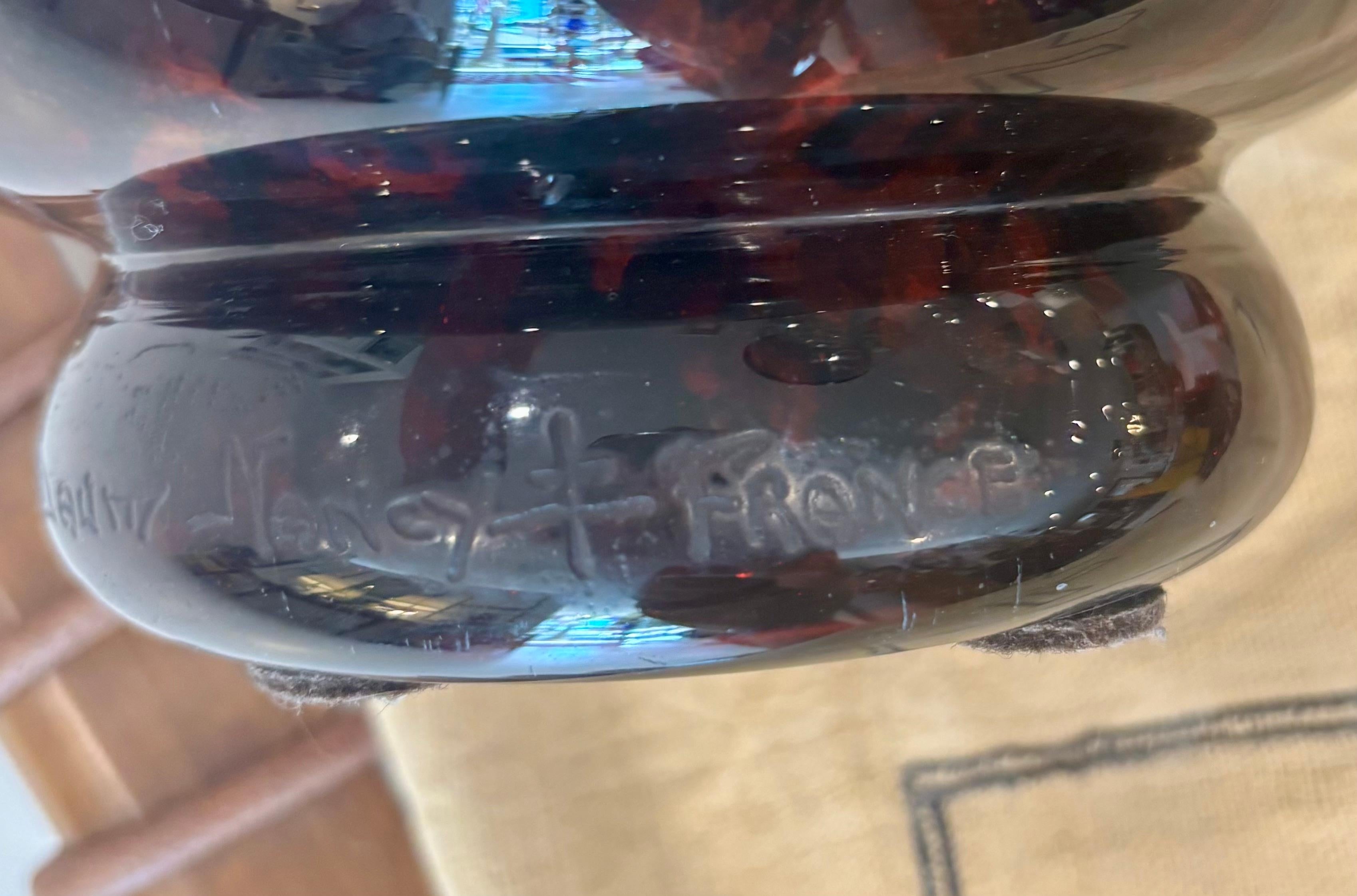 Gran jarrón de vidrio artístico francés Daum Nancy, rojo moteado con detalle de pan de oro en venta 2