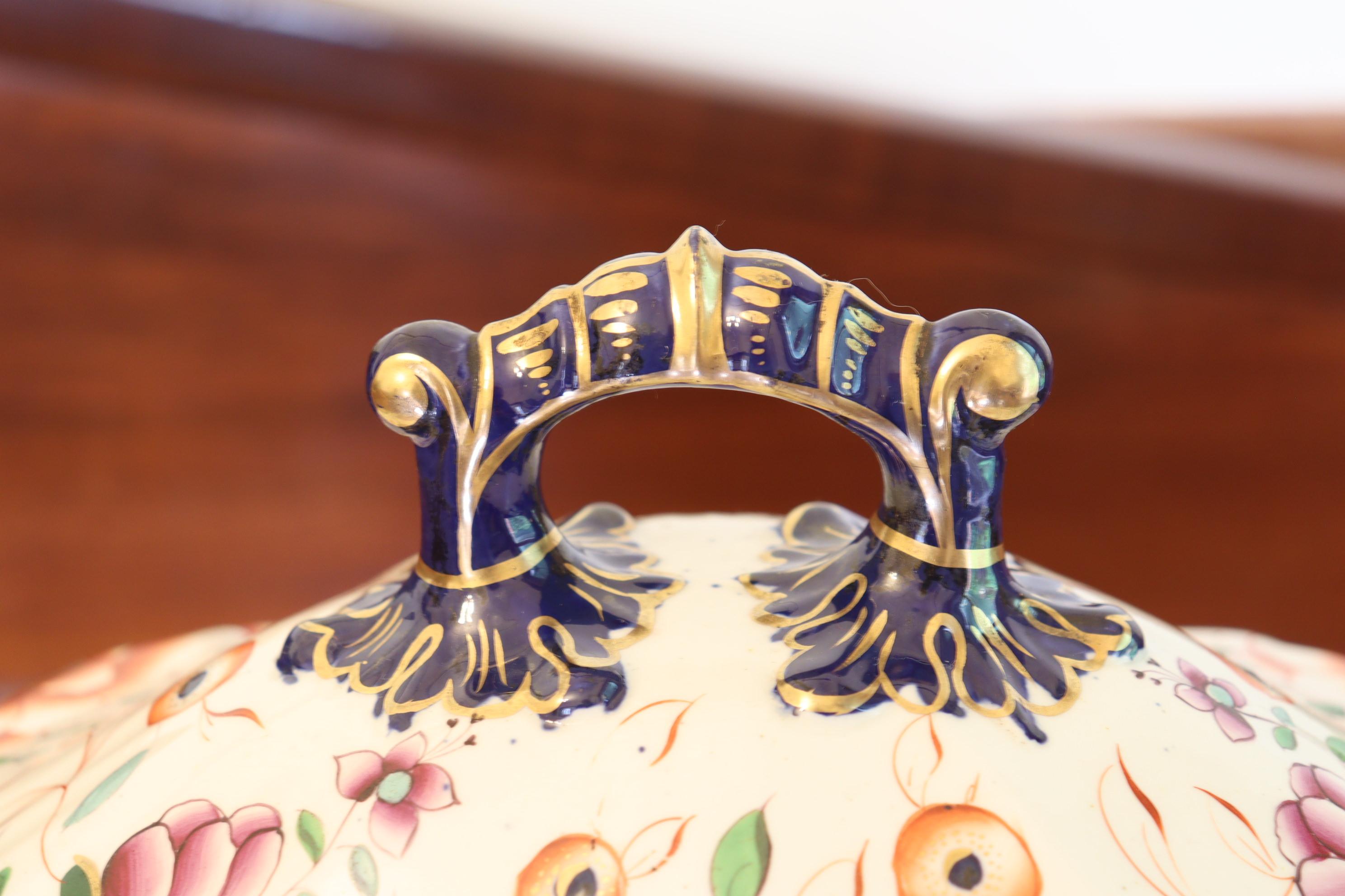 Regency Large Davenport soup tureen with platter and four plates For Sale