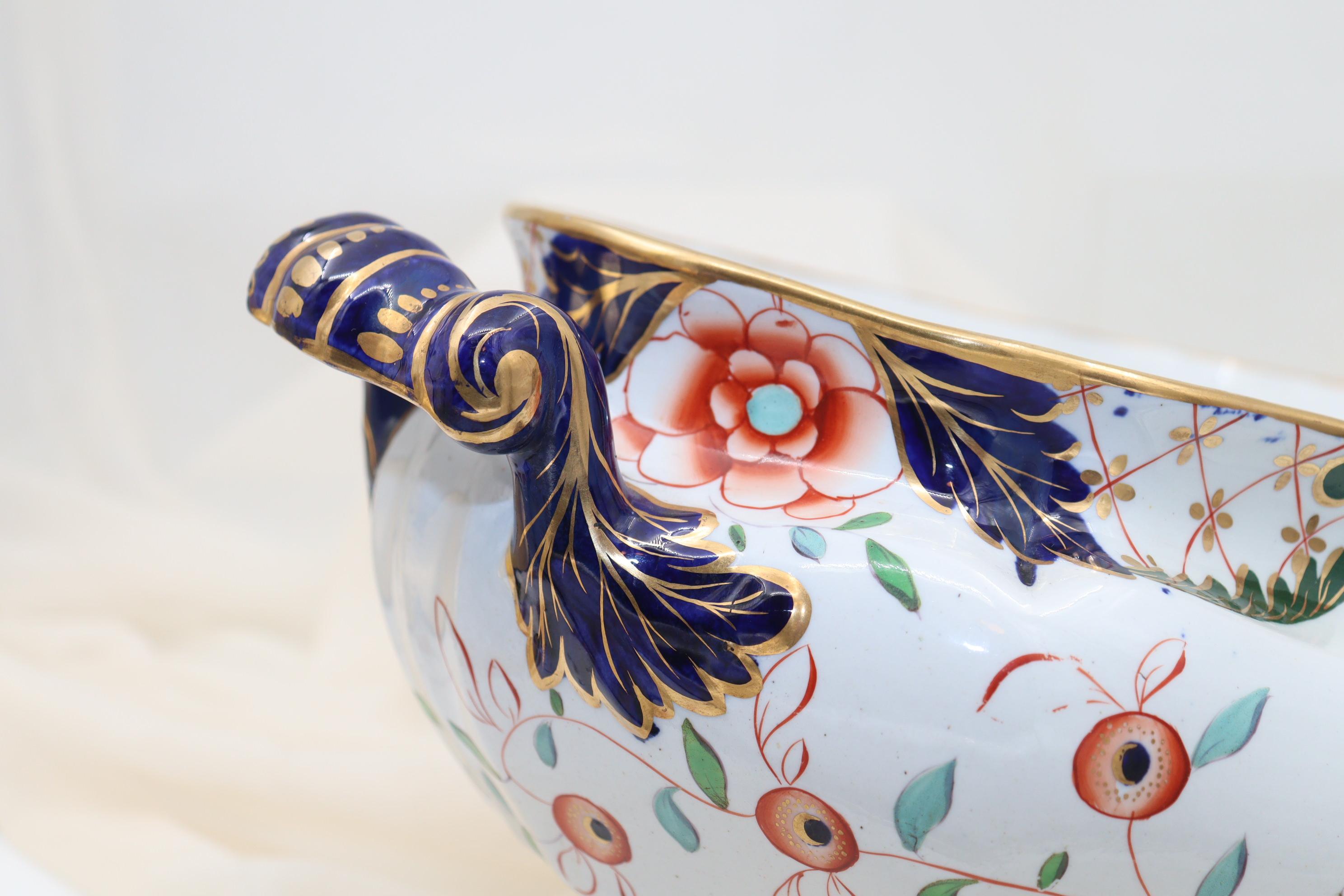 English Large Davenport soup tureen with platter and four plates For Sale