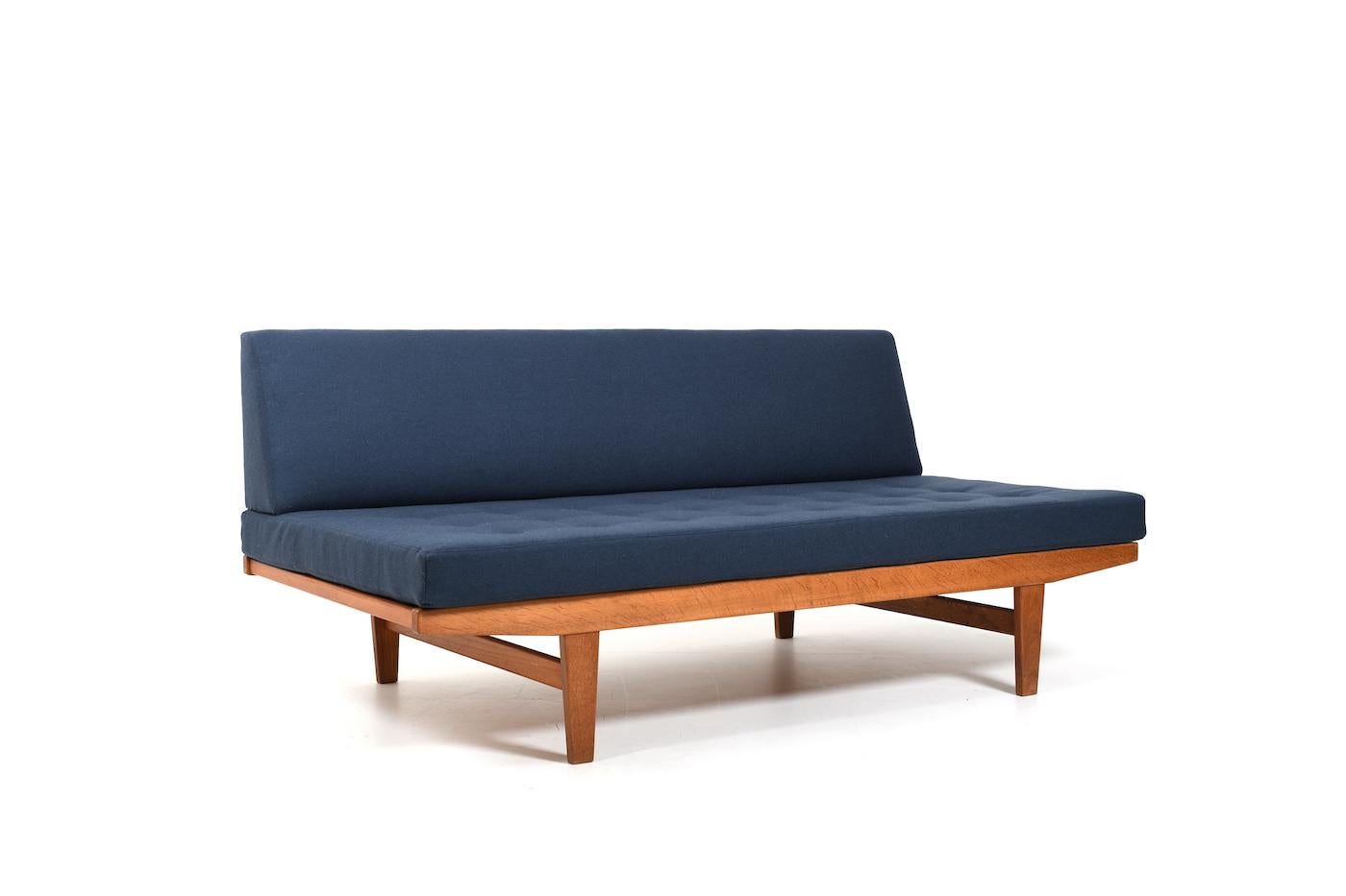 Letto da giorno Poul Volther, modello H9 in Oak. Modello grande 100x190 cm. Prodotto da FDB Møbler Danimarca 1960. Materasso nuovo e rivestimento in tessuto di lana blu di Kvadrat.