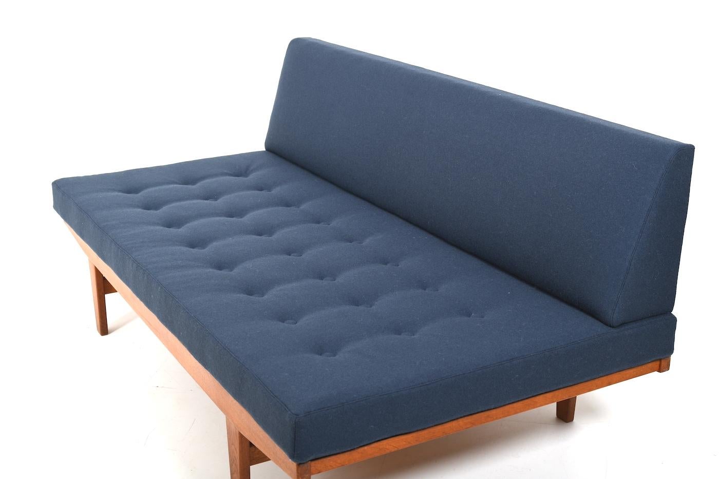 Mid-Century Modern Large Daybed H9 by Poul Volther for FDB / New Upholstered For Sale