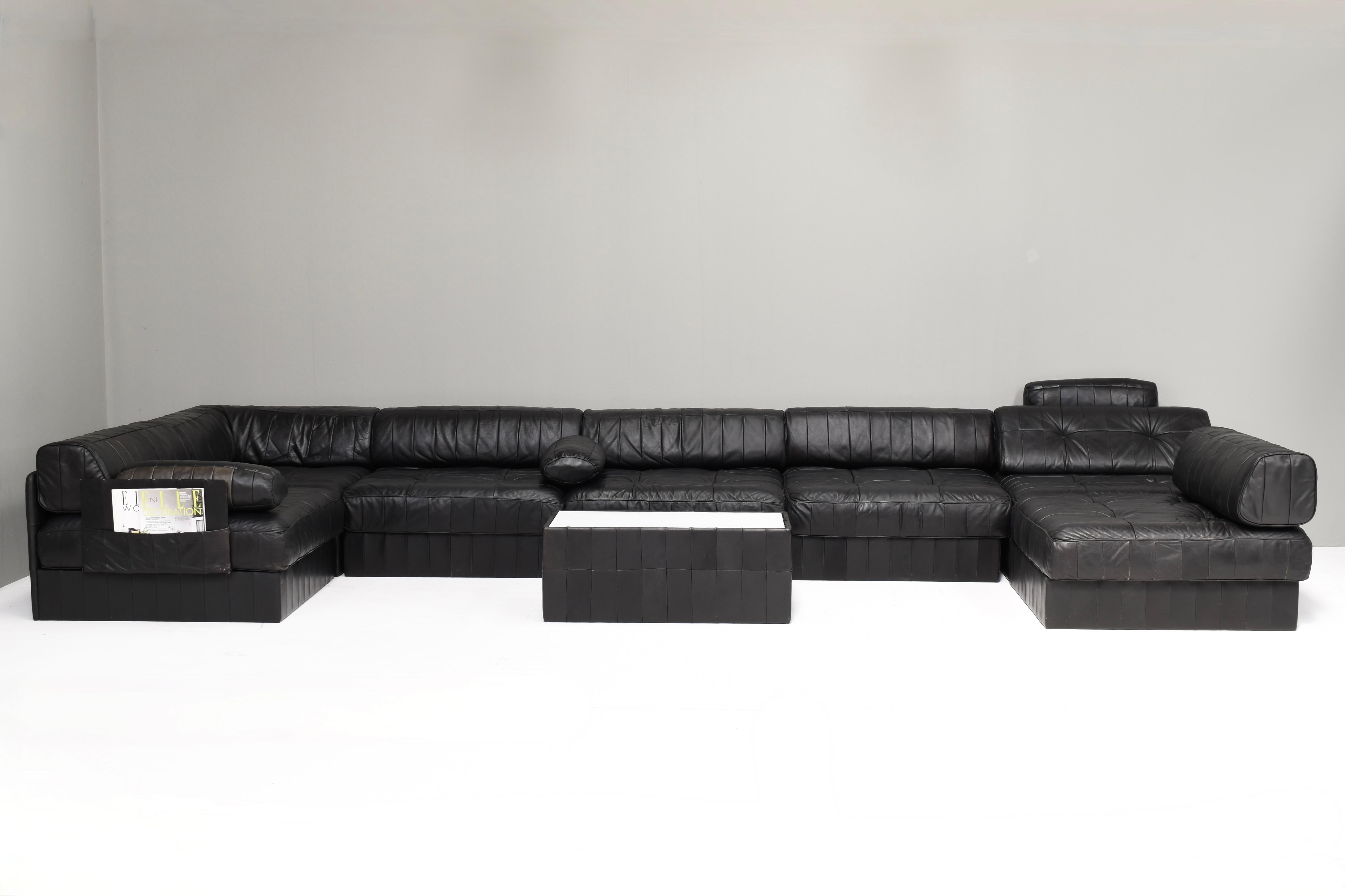 Introducing this gorgeous center piece Black leather DS88 patchwork sofa by De Sede. The sofa is sectional so it can be set-up in different ways to your own liking.

The sofa features 30 pieces:
– 7 seat elements (14 pieces: 7 bottom + 7 seat