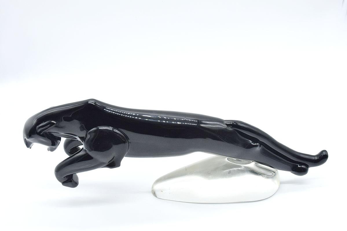 Scultura di pantera 'Deco' in vetro soffiato di Murano degli anni '40.
Base in vetro trasparente, scultura di pantera stilizzata in vetro nero, completamente realizzata a mano.
In ottime condizioni.
