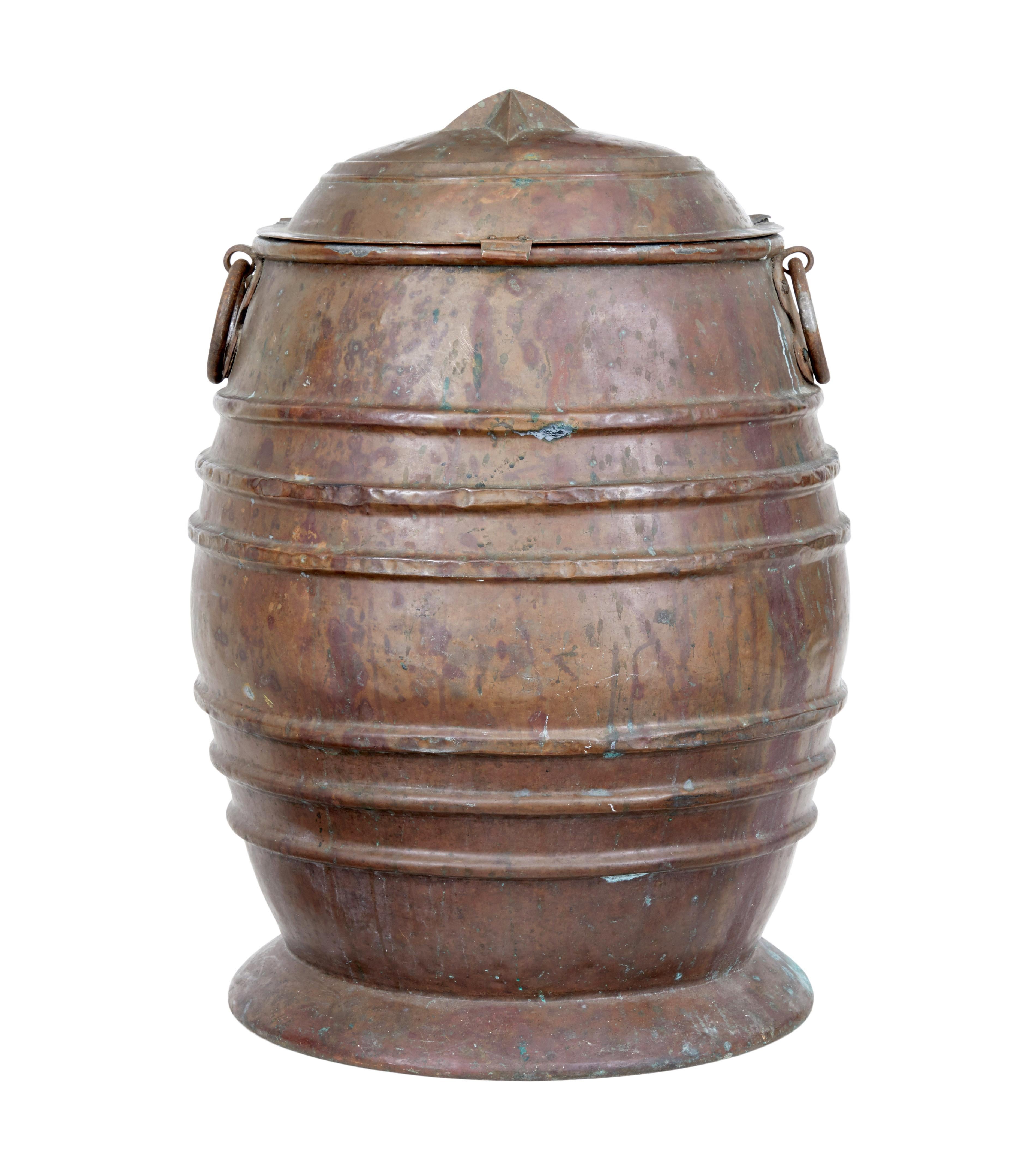 Large decorative 19th century copper storage churn circa 1870.

Stunning churn/still or water container made in copper, complete with original patina.

Beehive shaped with ribbing around the body of the barrel. Complete with original shaped lid