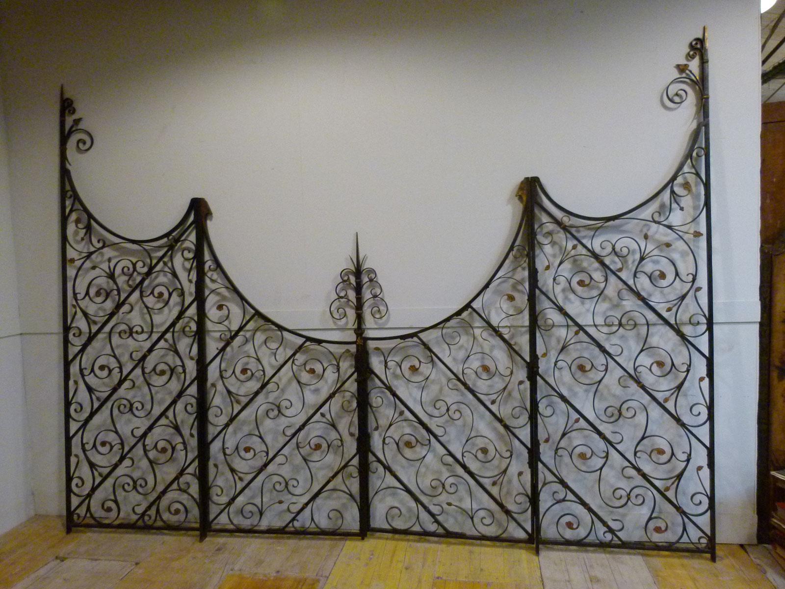 Four-panel iron room divider that belonged to a noble house in Paris.
Formed by 4 elements of 88 + 84 + 84 + 88 cm ( 34.6 x 33 x 34.6 x 33 in)
Height  of the panel to the wall 260cm ( 102 in)
Height of the central panel 167 cm ( 65.7 in)

You can