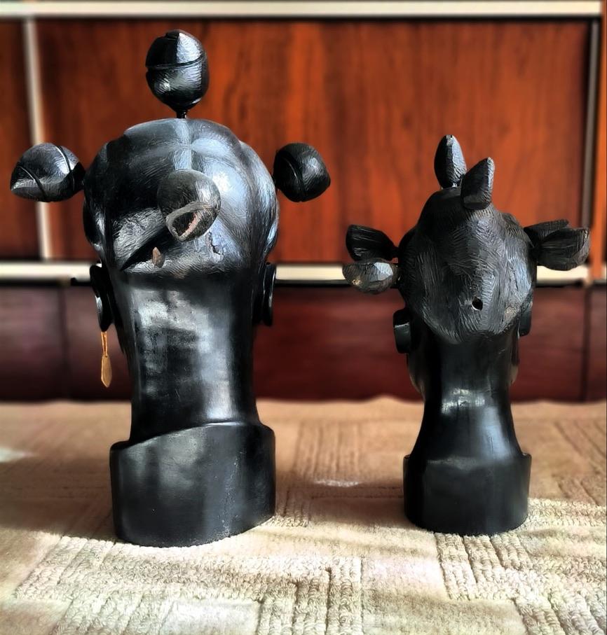 Important African decorative heads, Benin 1960 in ebony. To bring back from a trip 
Very good condition