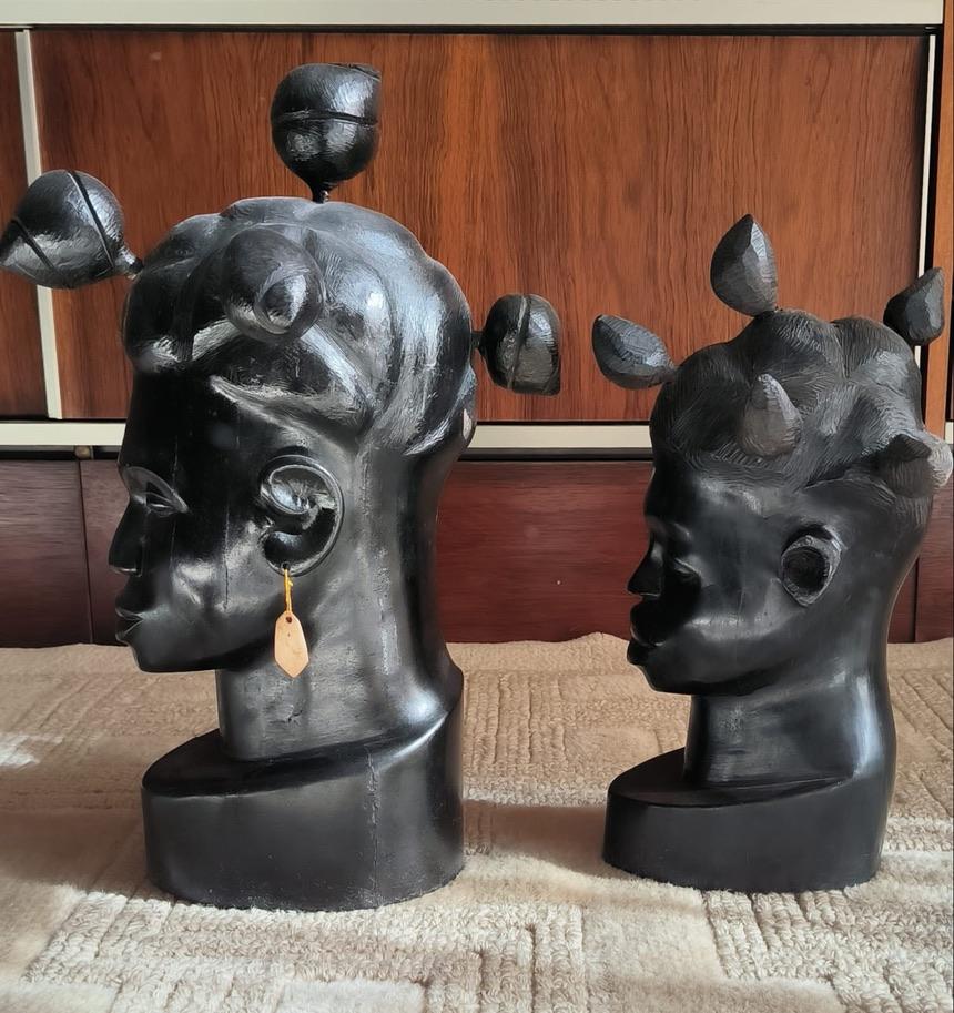 Mid-Century Modern Large decorative African heads, in ebony Benin 1960  For Sale