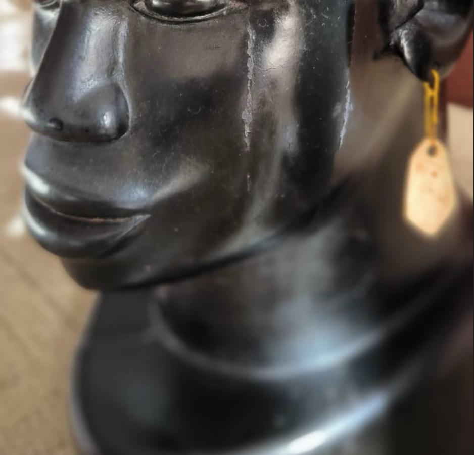 Large decorative African heads, in ebony Benin 1960  In Good Condition For Sale In Saint Rémy de Provence, FR