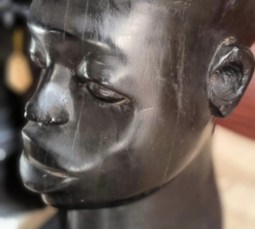 20th Century Large decorative African heads, in ebony Benin 1960 For Sale