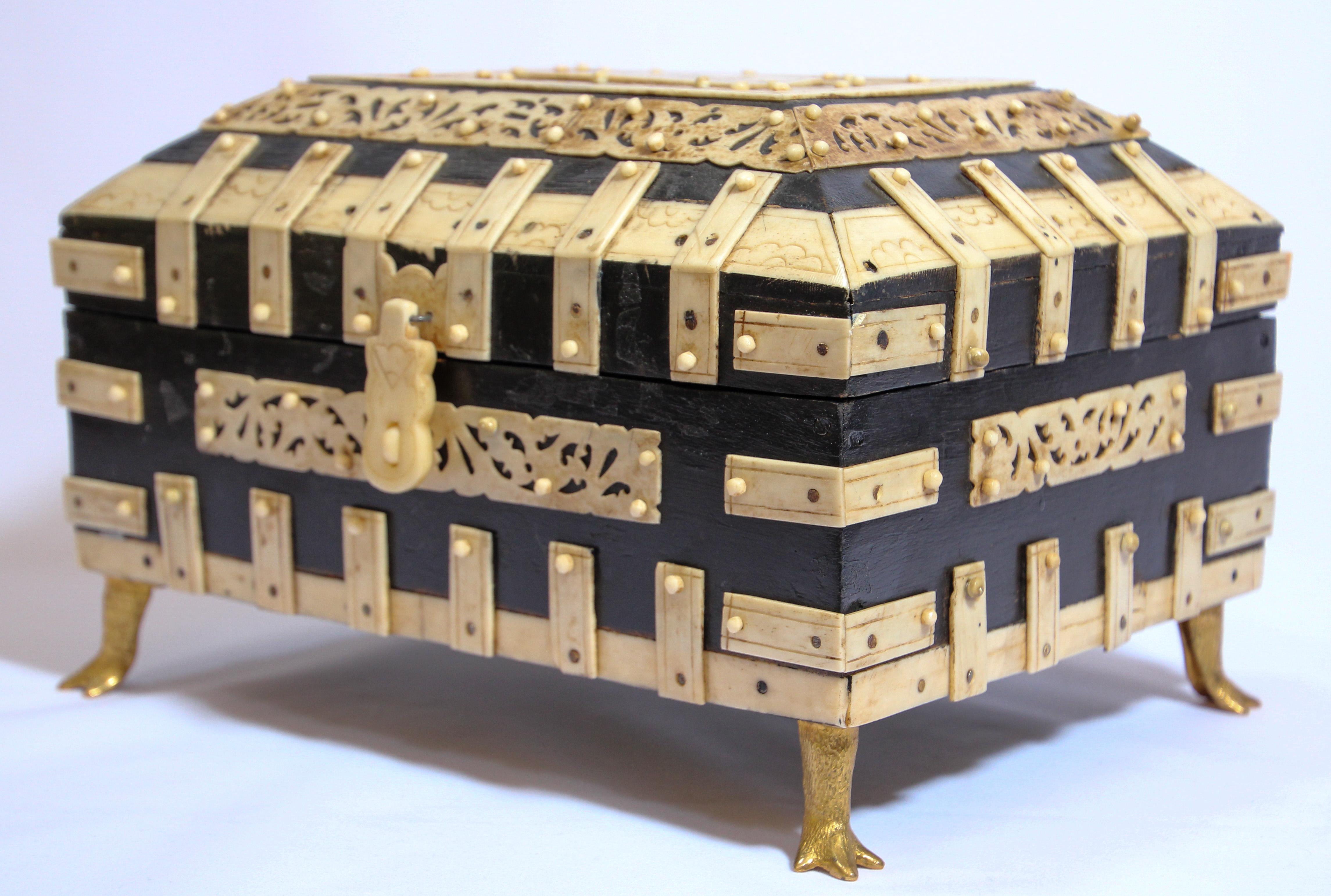 Nice and unusual decorative box adorned with hand carved horn.
Anglo-Indian footed domed box with exceptional engraved bone details throughout with filigree and carved veneered Horn and engraved bone plaques with arabesque carving.
Handmade in