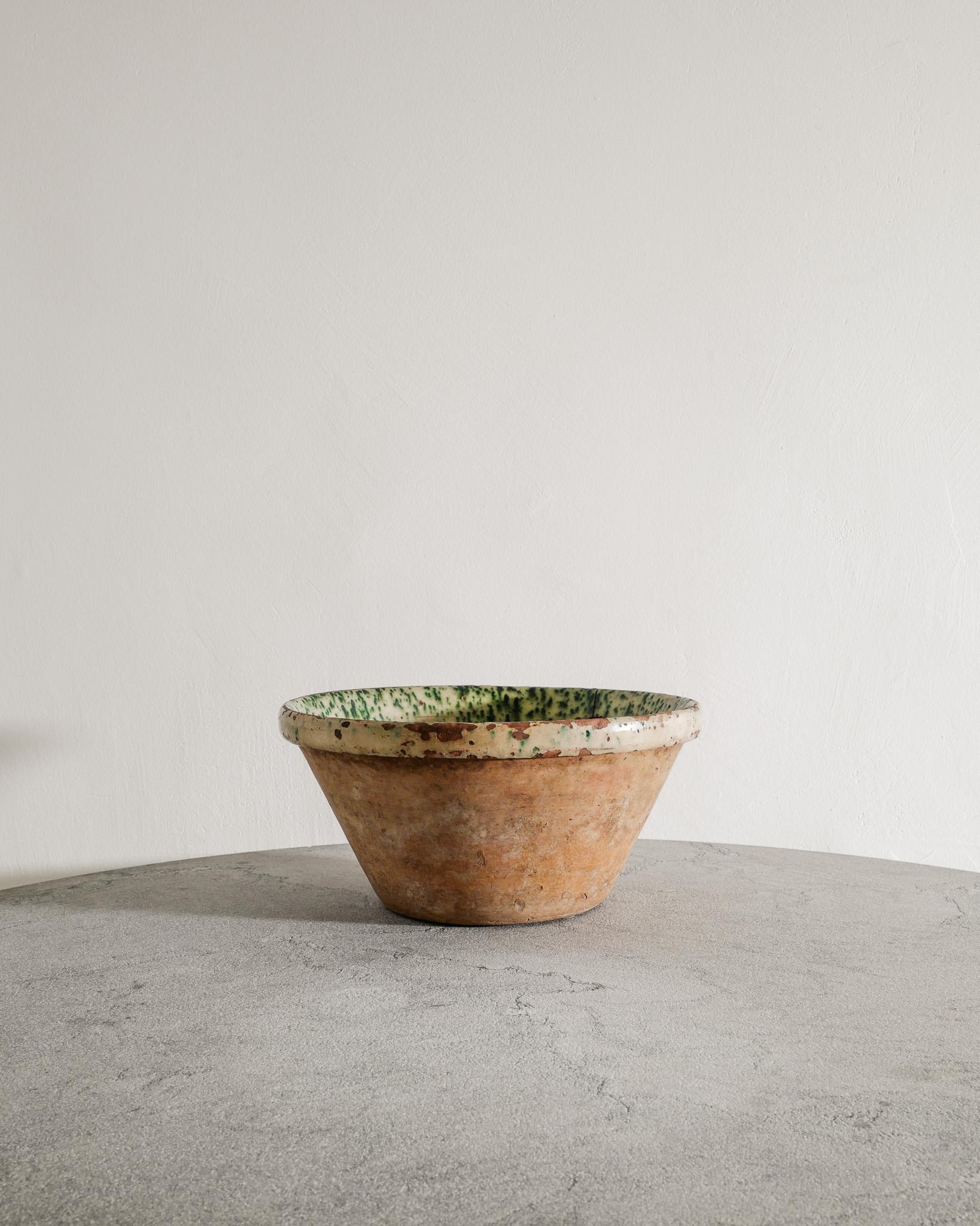 Très rare et très décoratif, ce grand bol danois en grès ancien, surdimensionné, en terre cuite avec une glaçure verte à l'intérieur, a été produit au milieu du 19e siècle. En bon état d'origine avec une réparation ancienne et authentique.