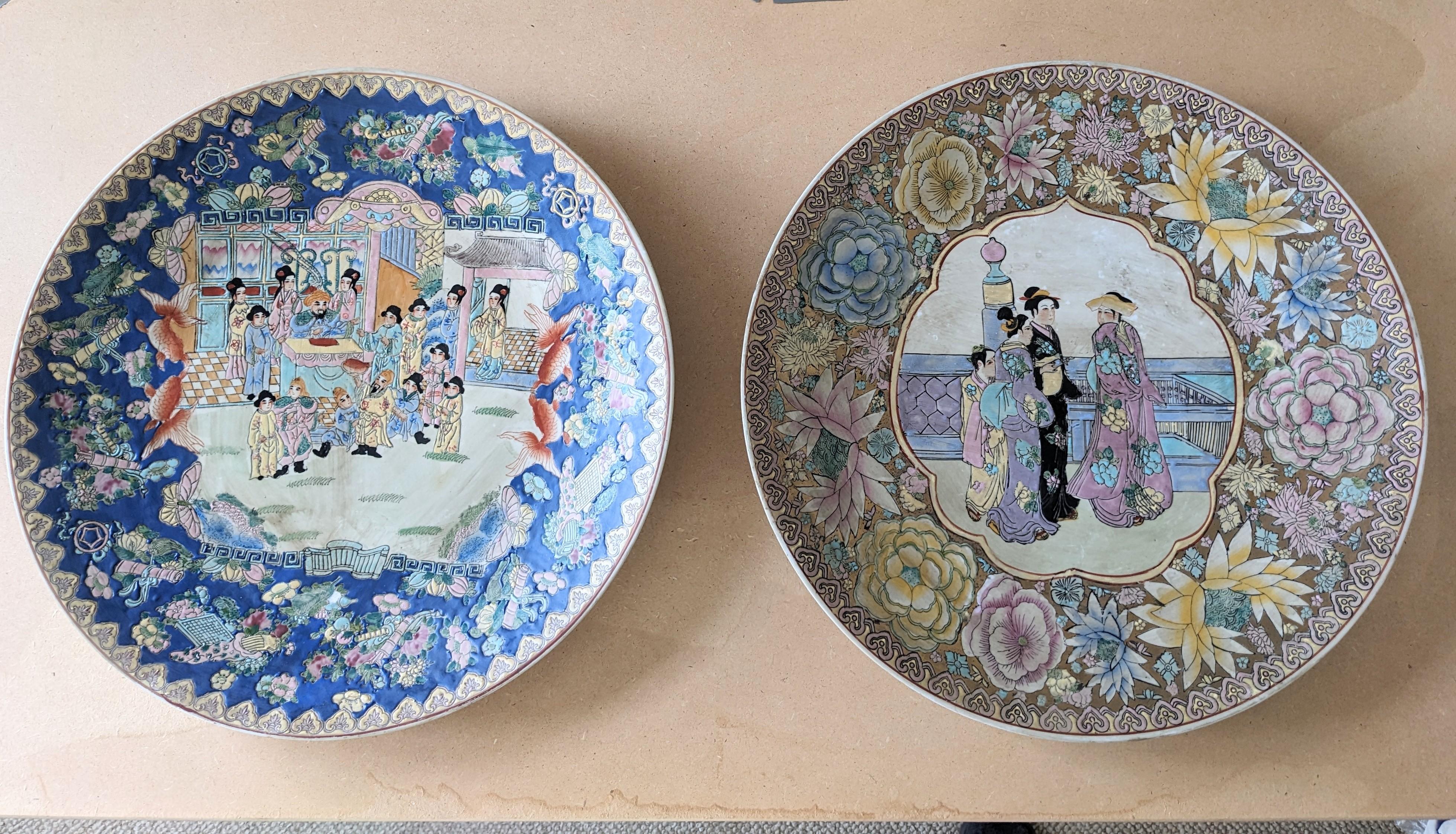 Gran cargador decorativo asiático de los años 80 hecho para que parezca una reliquia antigua. Puramente decorativo que puede colgarse de la pared o utilizarse sobre una mesa. Estas escenas orientales se lavan con una pátina de aspecto antiguo que no