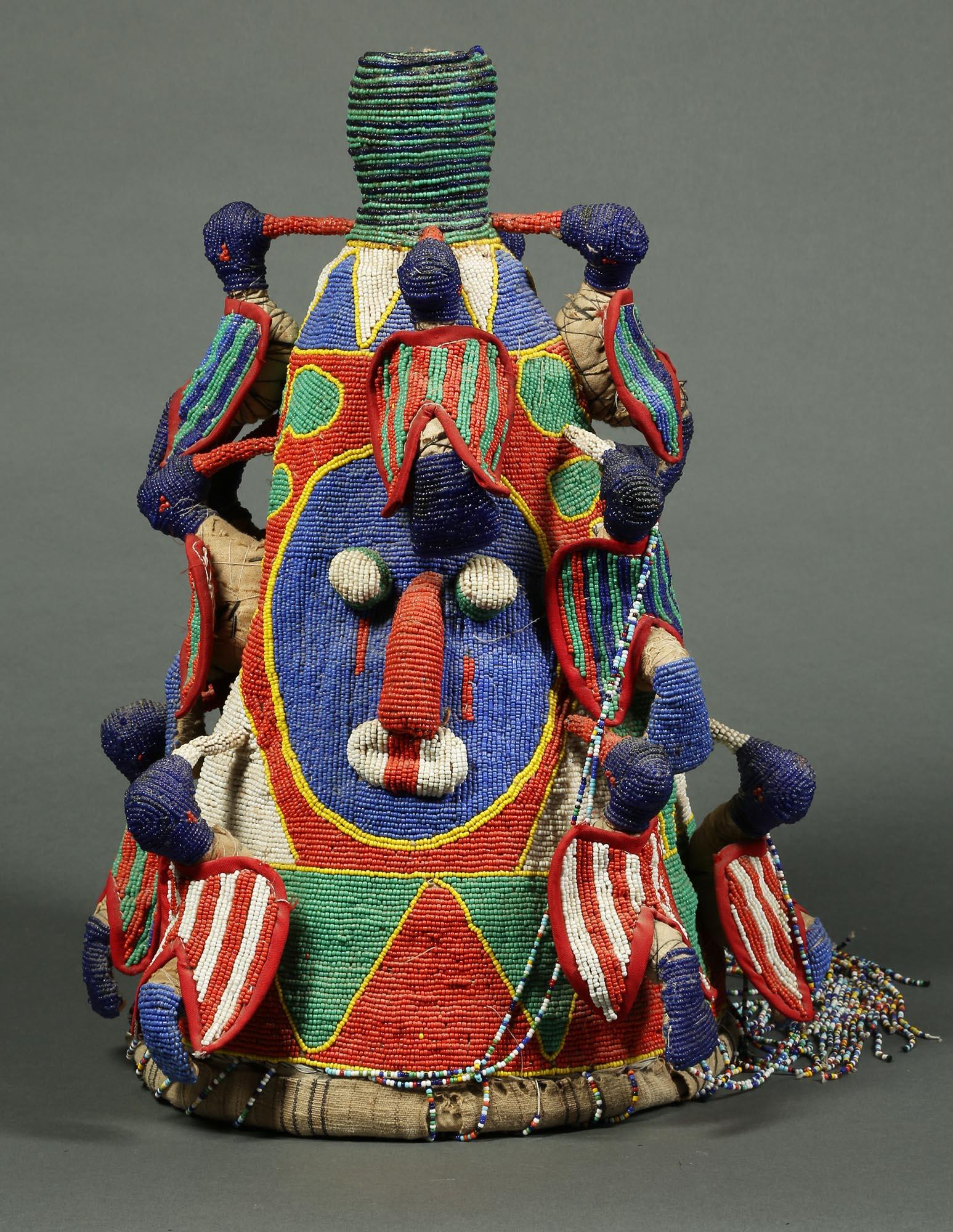 Tribal Grand chapeau de couronne décoratif en perles Yoruba Nigeria, fin du 20e siècle Oiseaux et visage en vente
