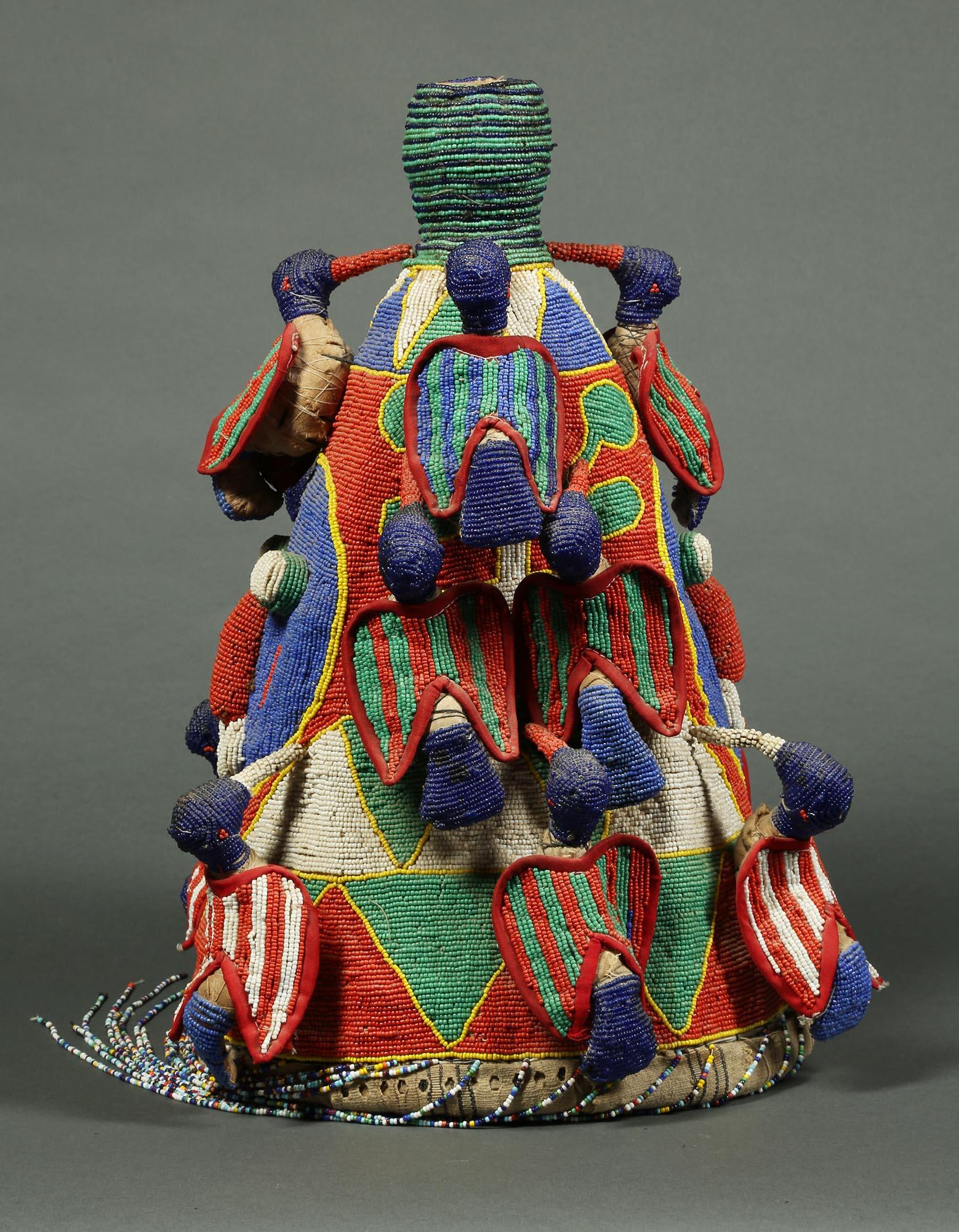 Nigérian Grand chapeau de couronne décoratif en perles Yoruba Nigeria, fin du 20e siècle Oiseaux et visage en vente